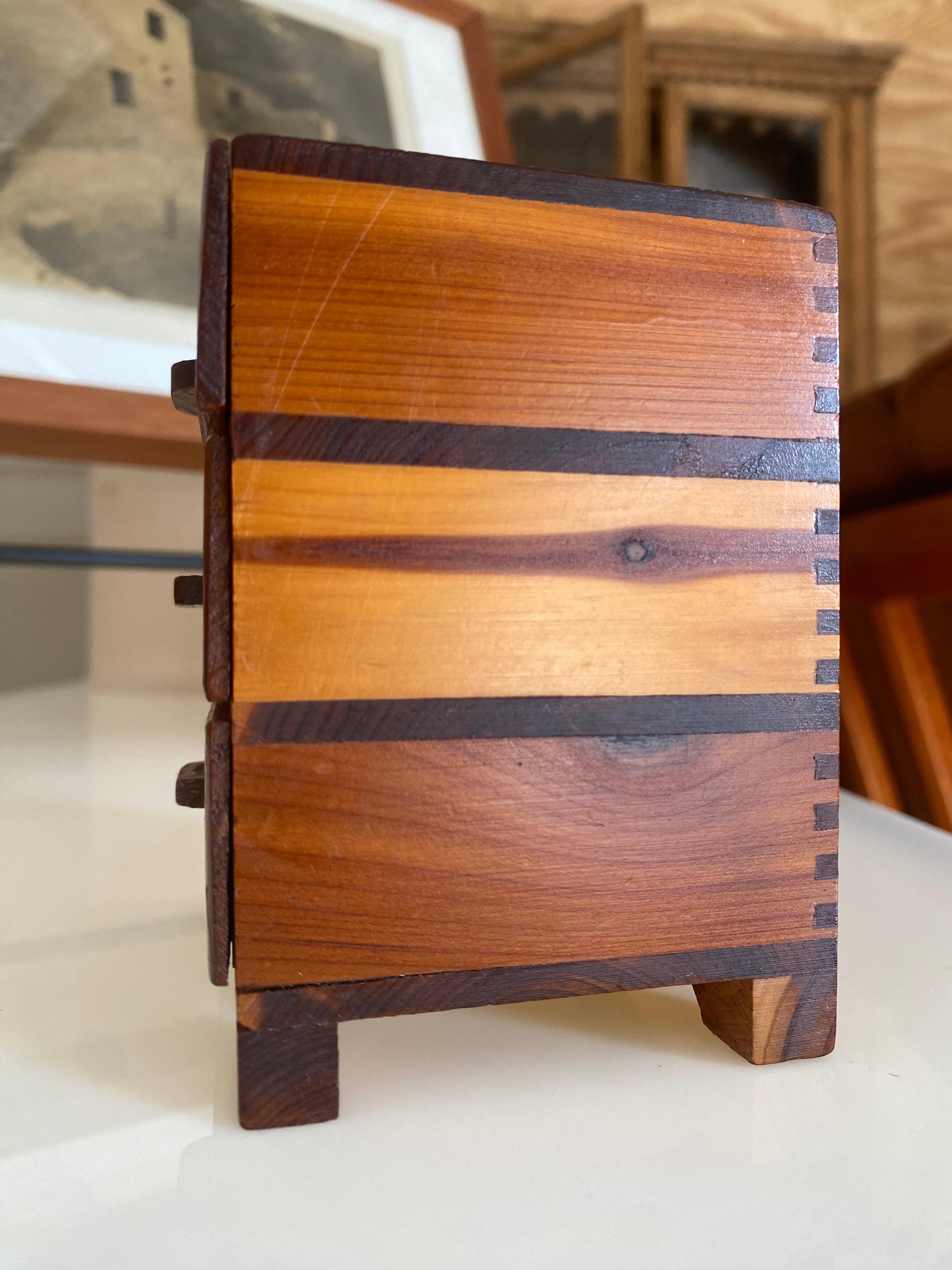 Commode miniature d'art populaire en vente 4
