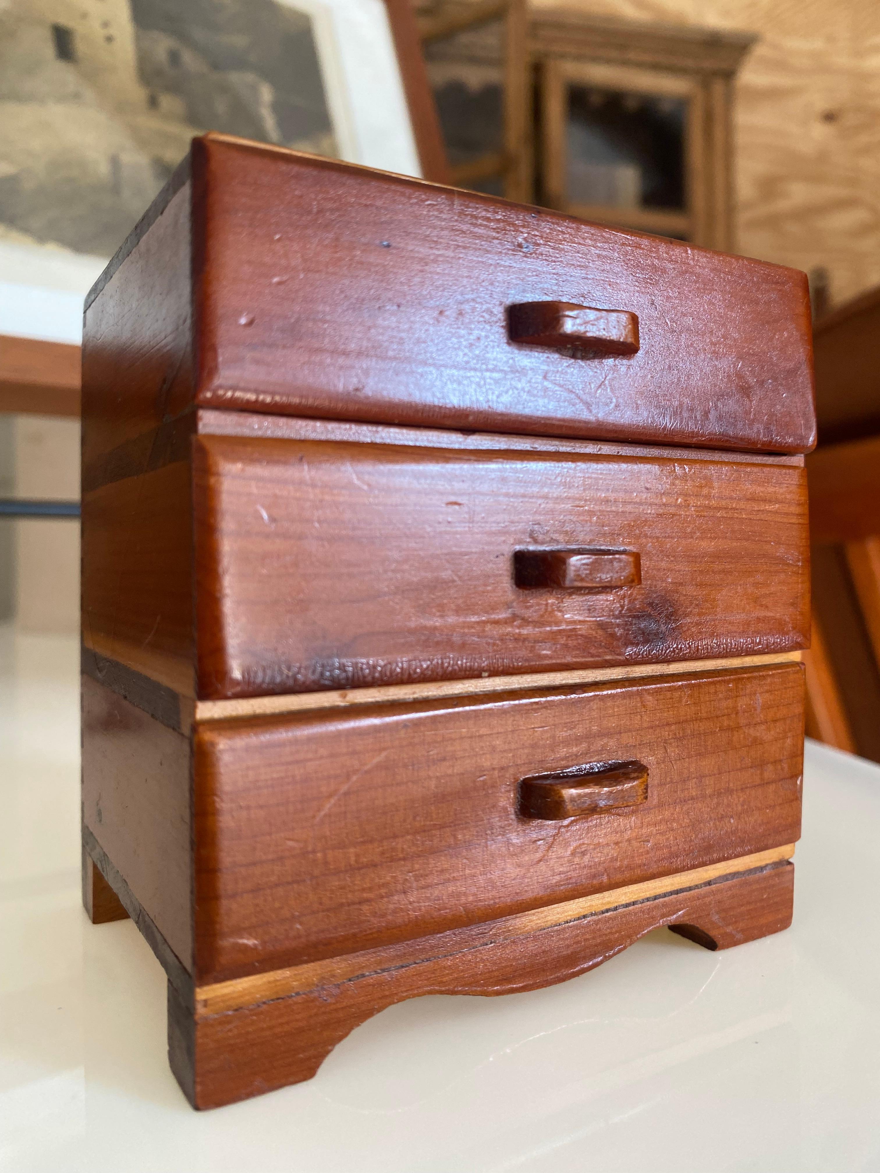 Commode miniature d'art populaire en vente 5