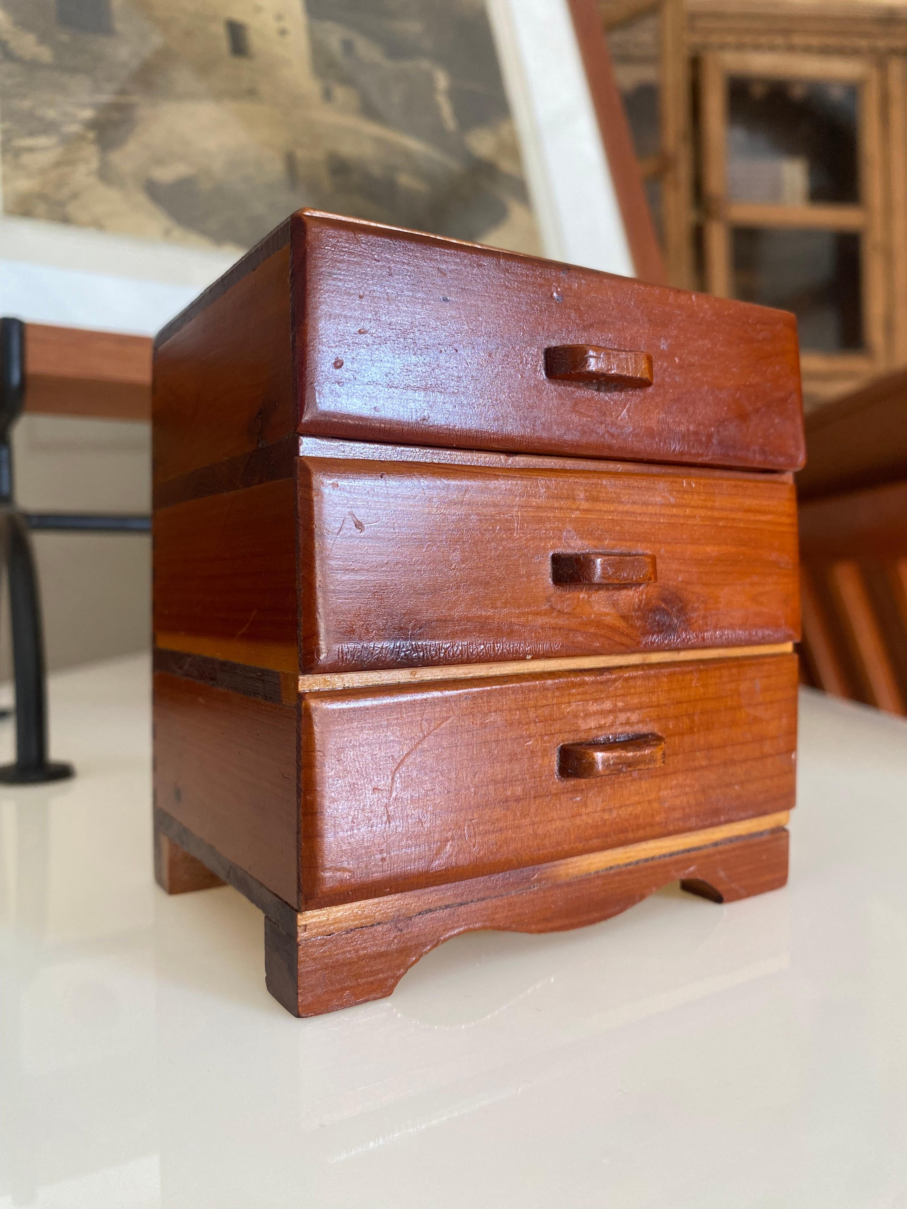 Commode miniature d'art populaire en vente 6