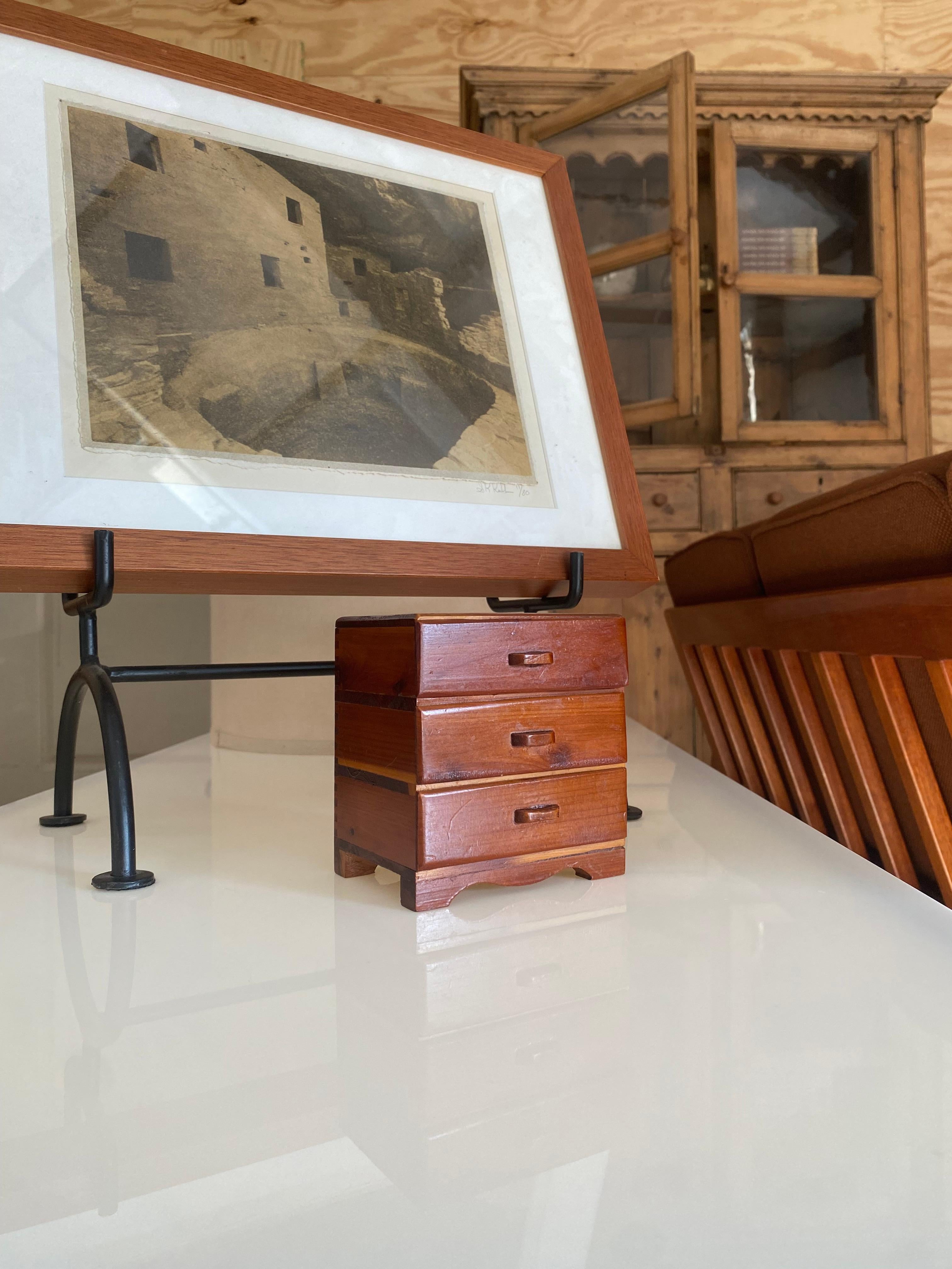 Commode miniature d'art populaire en vente 8
