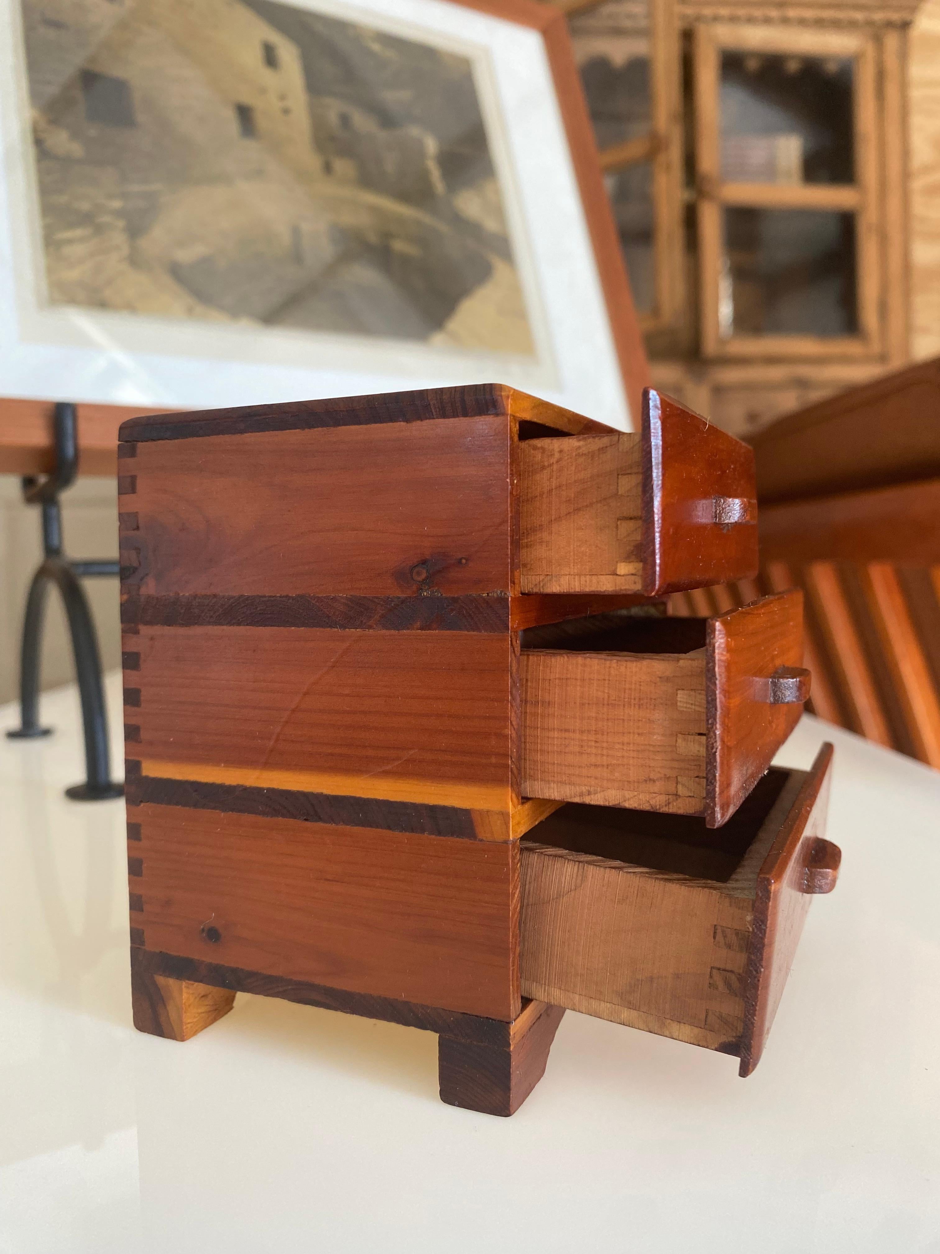 Américain Commode miniature d'art populaire en vente