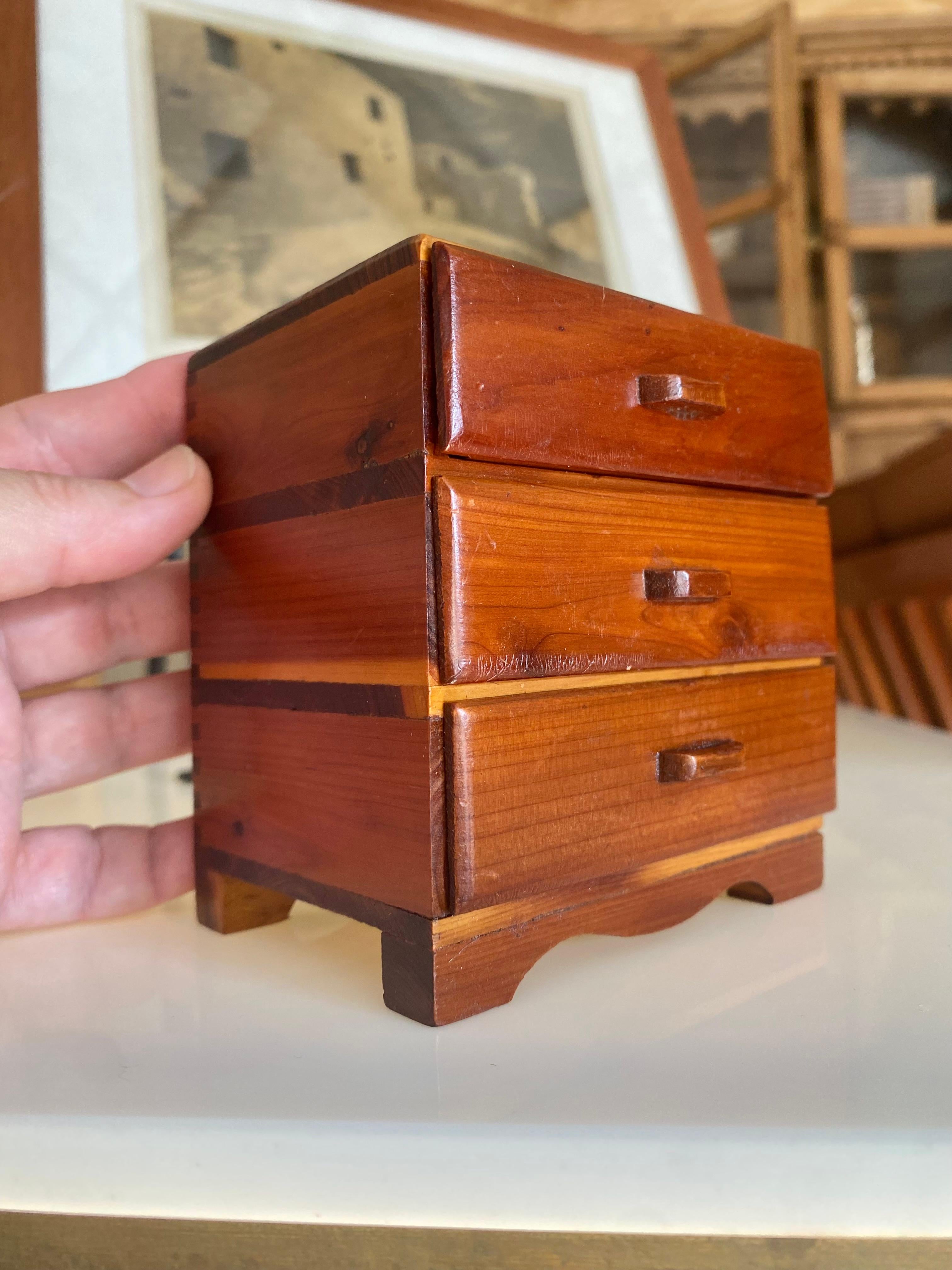 Sculpté à la main Commode miniature d'art populaire en vente
