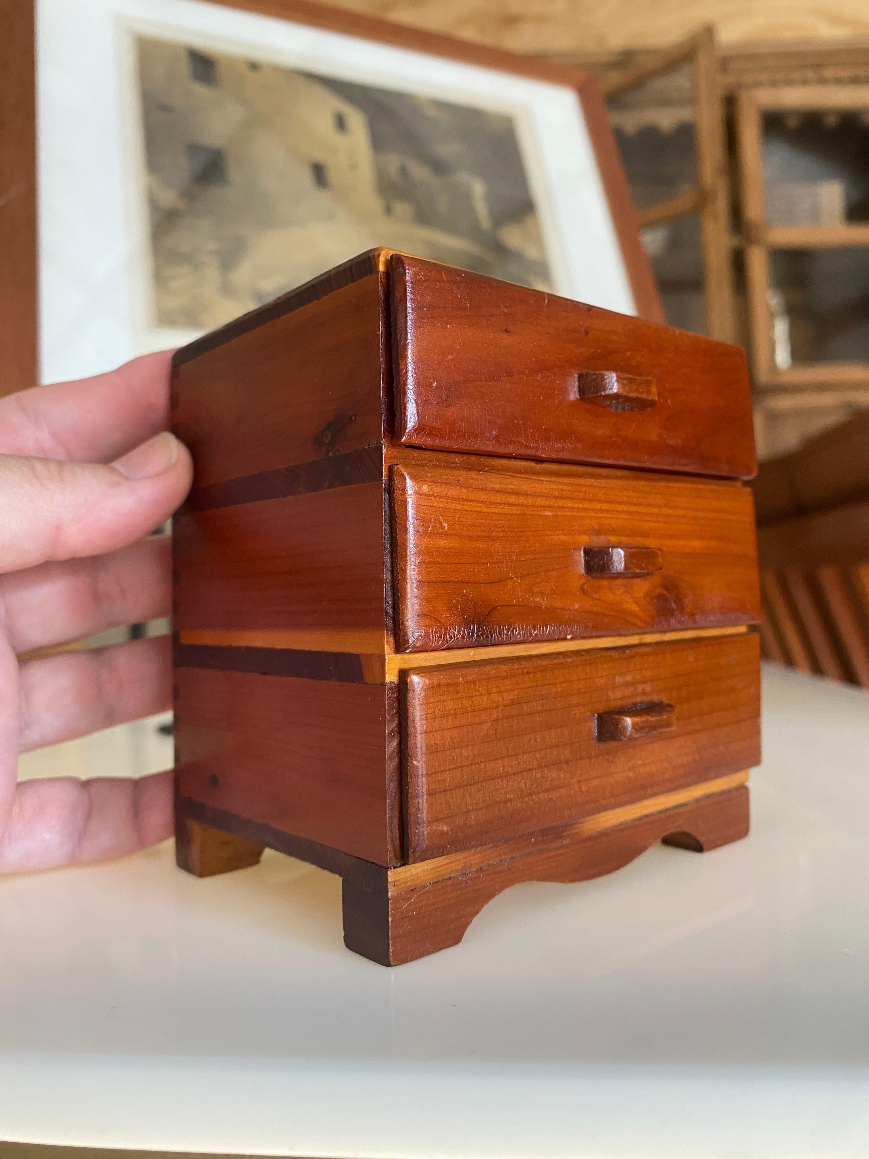 20ième siècle Commode miniature d'art populaire en vente