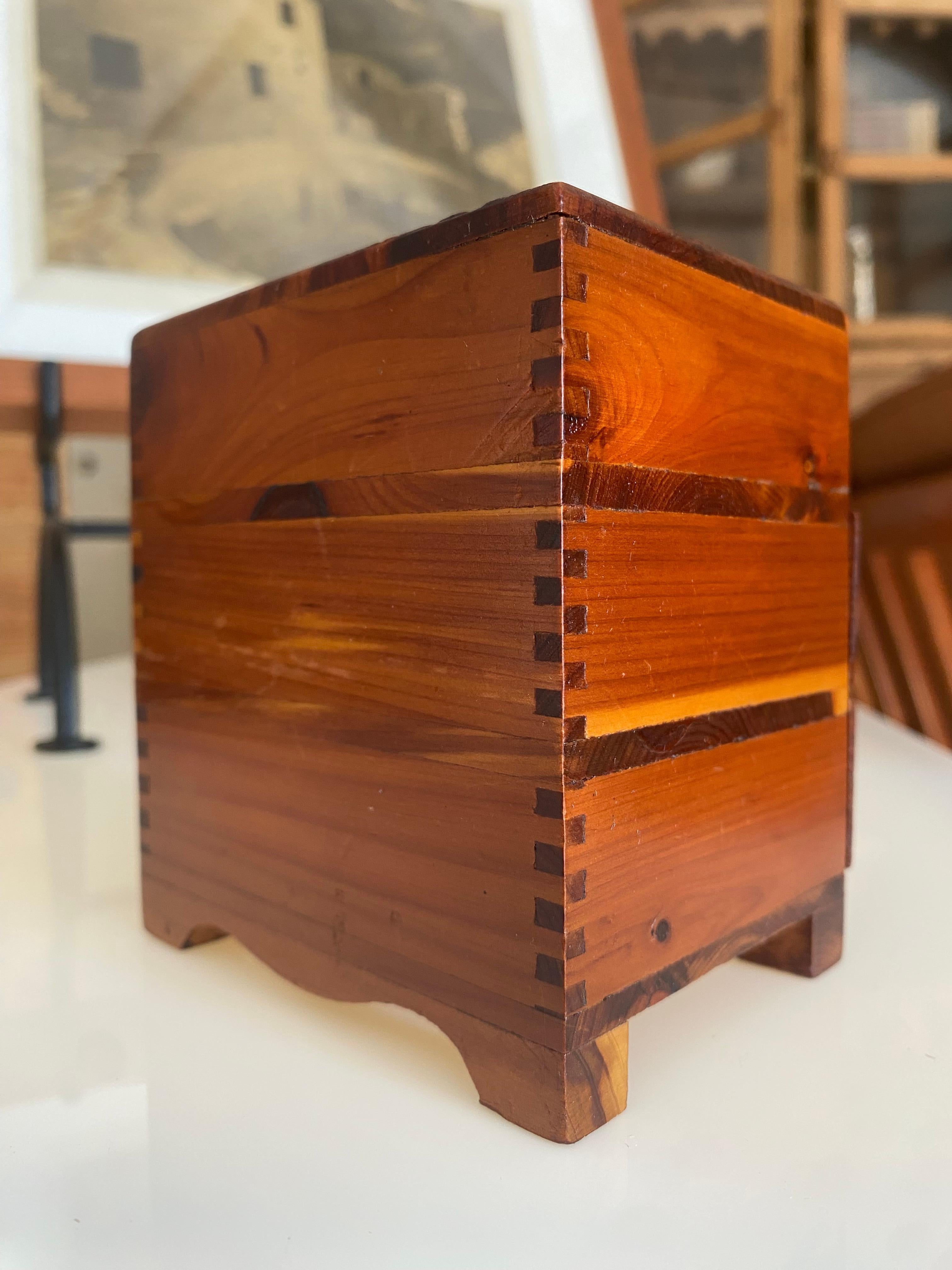 Bois Commode miniature d'art populaire en vente
