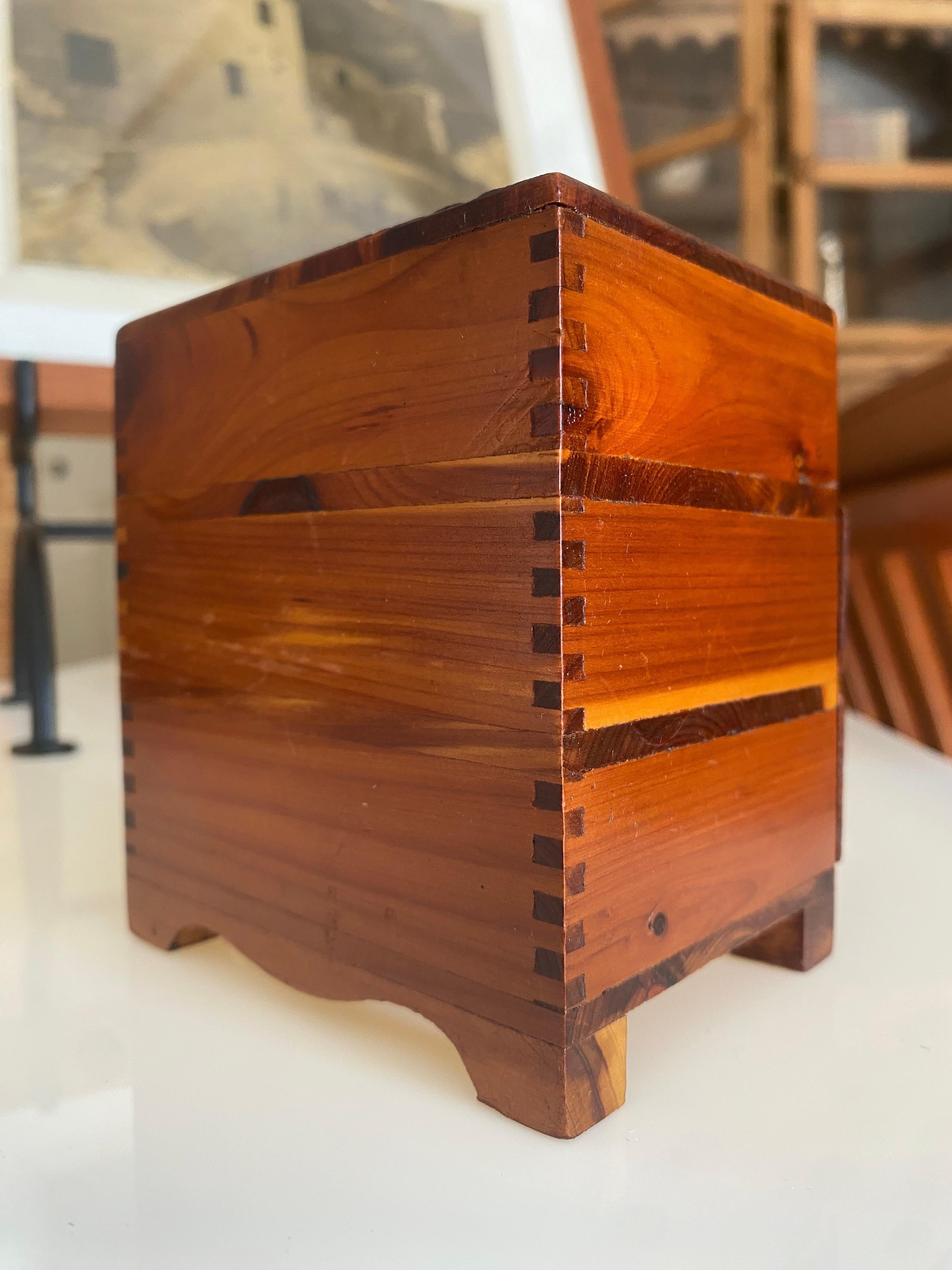 Commode miniature d'art populaire en vente 1