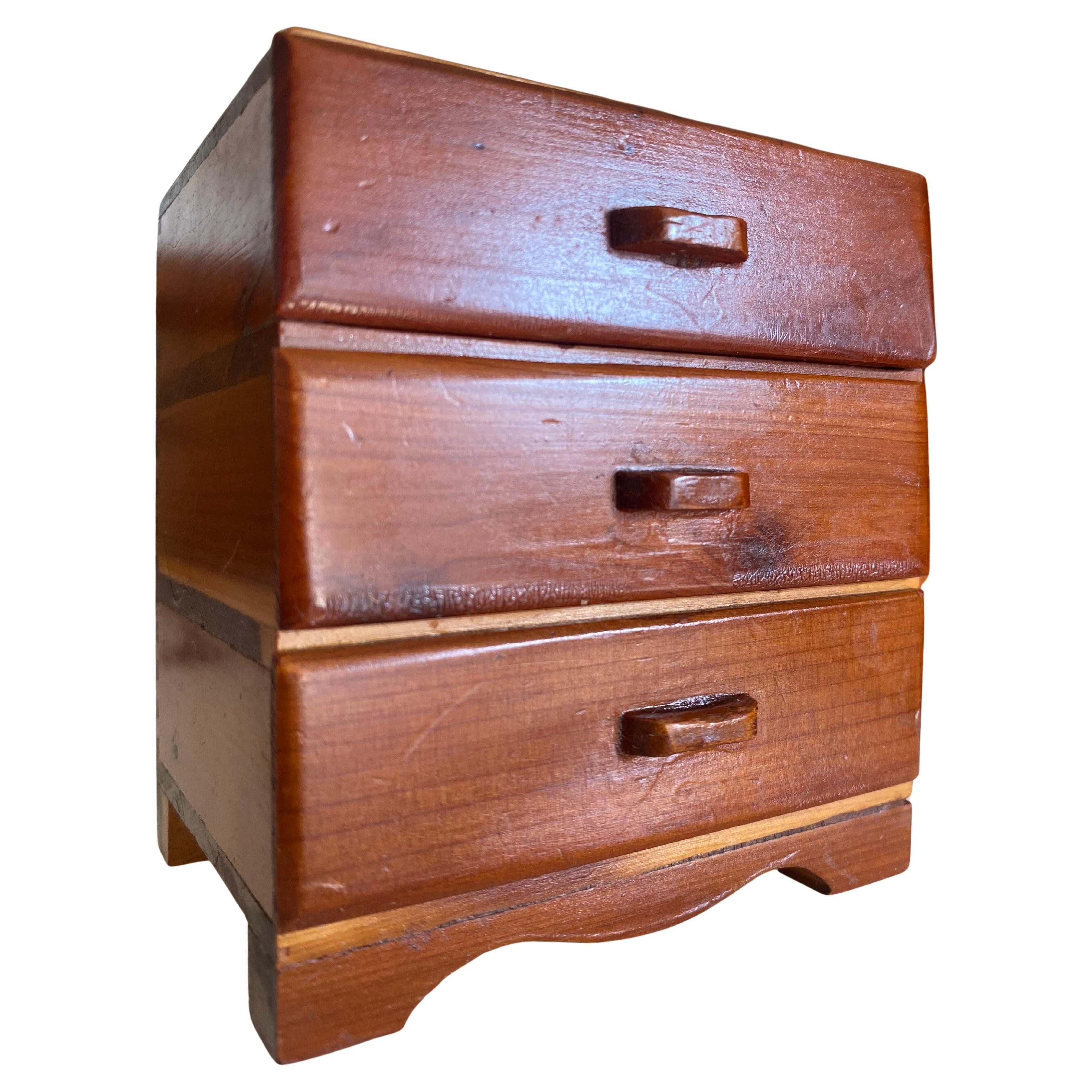 Commode miniature d'art populaire en vente