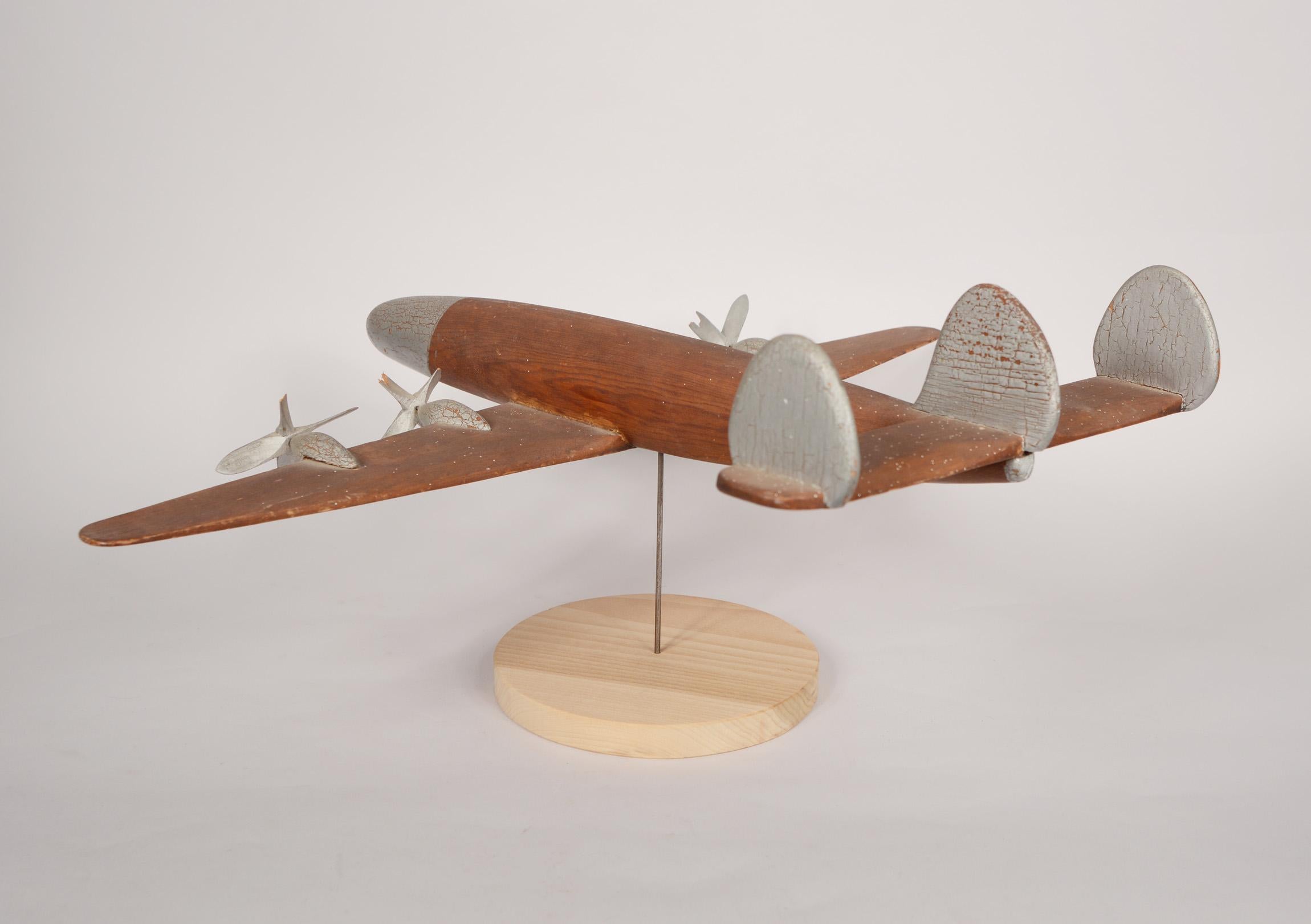 Volkskunstmodell eines Lockheed Constellation-Flugzeugs (Mitte des 20. Jahrhunderts) im Angebot