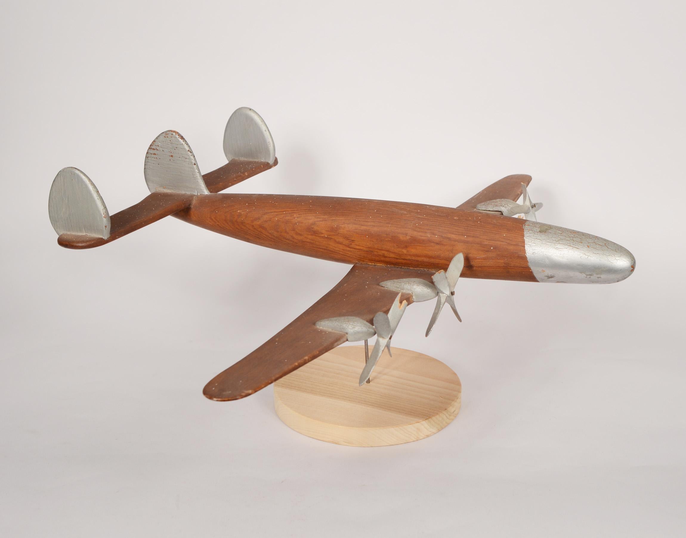 Volkskunstmodell eines Lockheed Constellation-Flugzeugs im Angebot 2