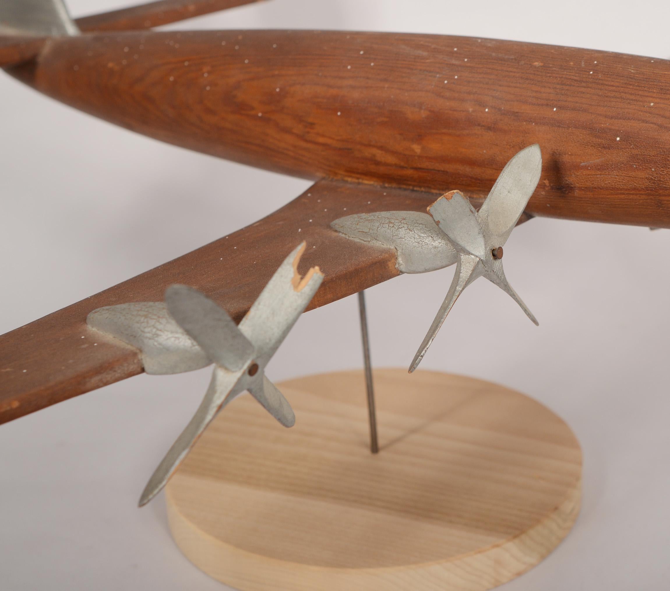 Volkskunstmodell eines Lockheed Constellation-Flugzeugs im Angebot 3