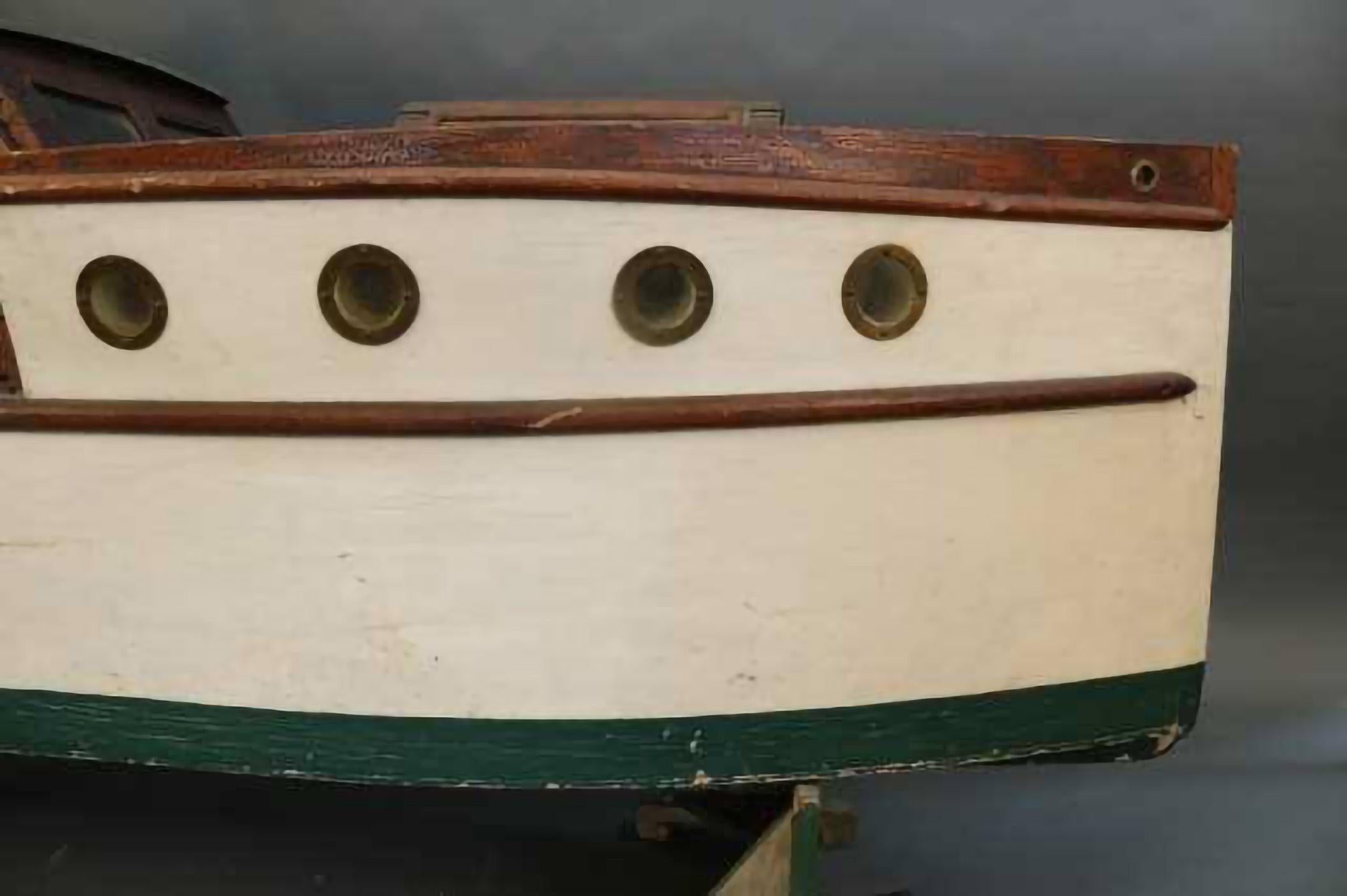 Modèle artisanal d'un yacht de plaisir Bon état à Norwell, MA