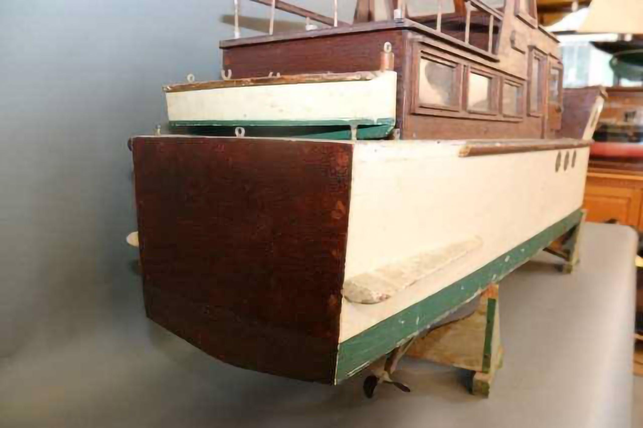 Modèle artisanal d'un yacht de plaisir 1