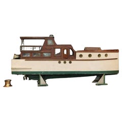 Modèle artisanal d'un yacht de plaisir