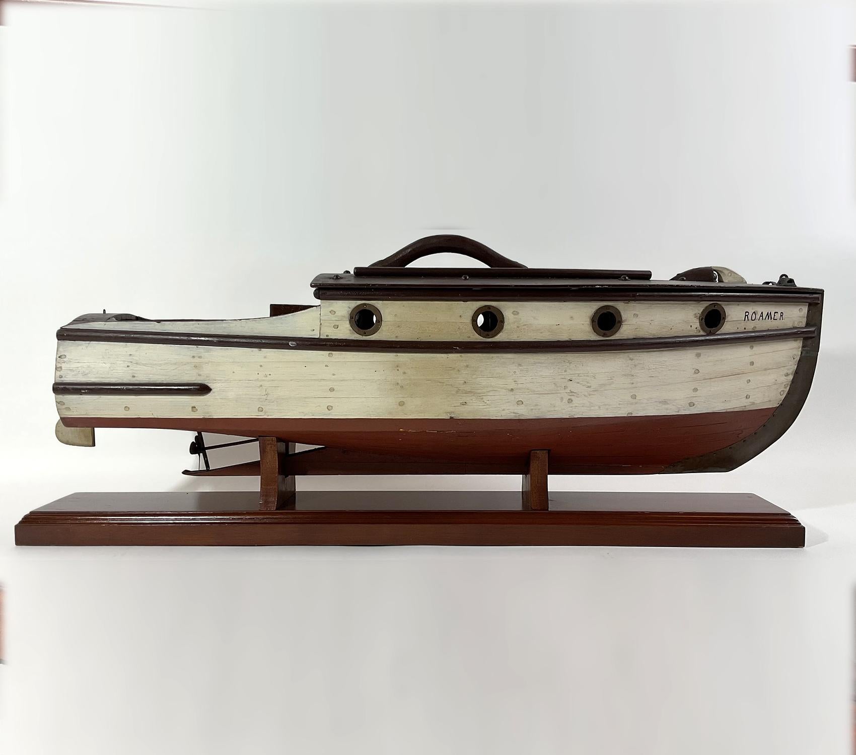 Modèle antique de choix du yacht roamer. Il s'agit d'une pièce unique avec son pont, son cockpit, son gouvernail, etc. vernis. Construit comme une barque de bord de mer, il est aujourd'hui une fabuleuse exposition. Circa 1935. Pure Americana.
