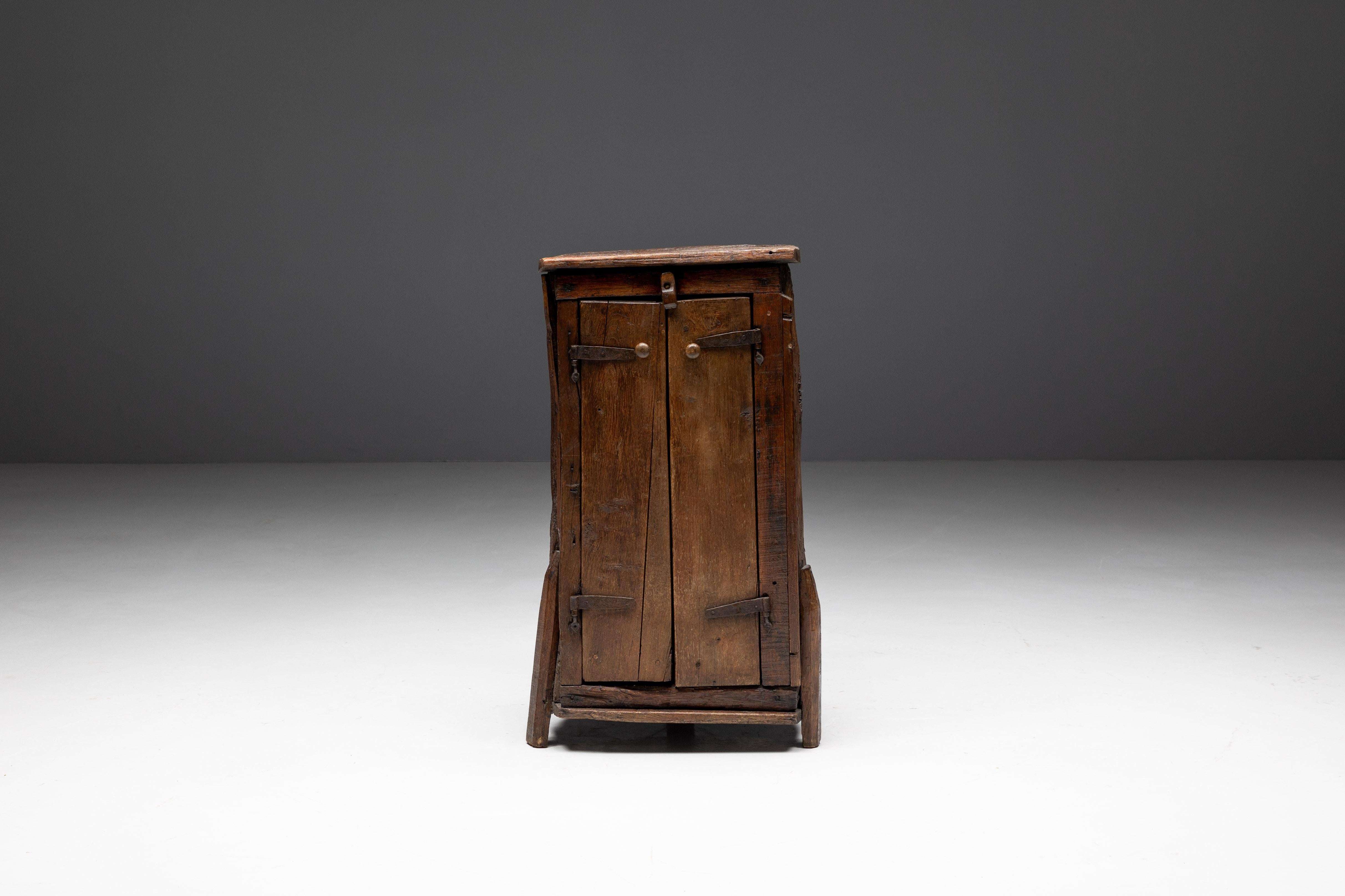 Der rustikale Monoxylit-Schrank aus dem Dänemark des 19. Jahrhunderts zeigt die zeitlose Handwerkskunst dieser Epoche. Die Massivholzkonstruktion und die einzigartige Monoxylit-Rückwand bieten nicht nur großzügigen Stauraum und