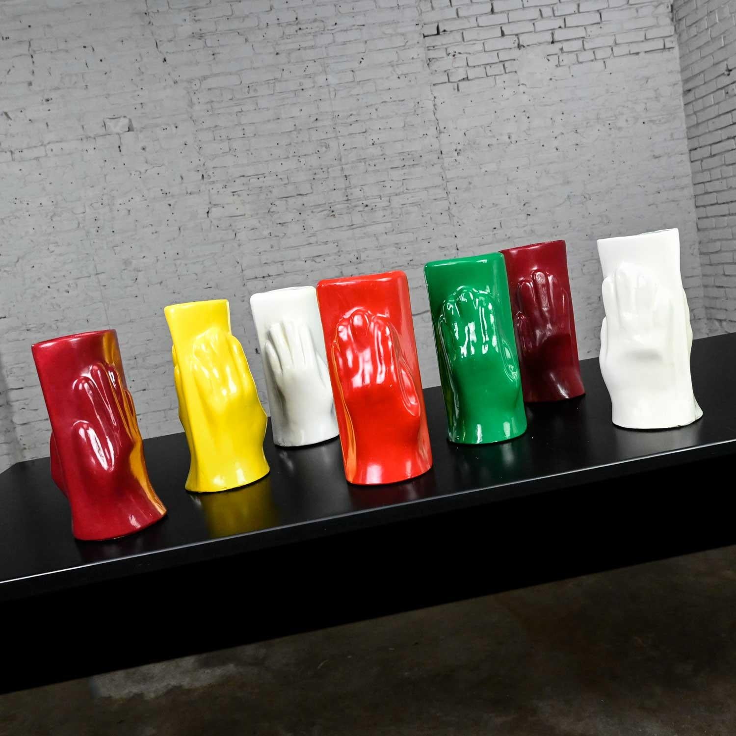 Set von 7 handgeformten Kunststoff- oder Acryl-Vasen, Volkskunst, mehrfarbig, geformt im Zustand „Gut“ im Angebot in Topeka, KS