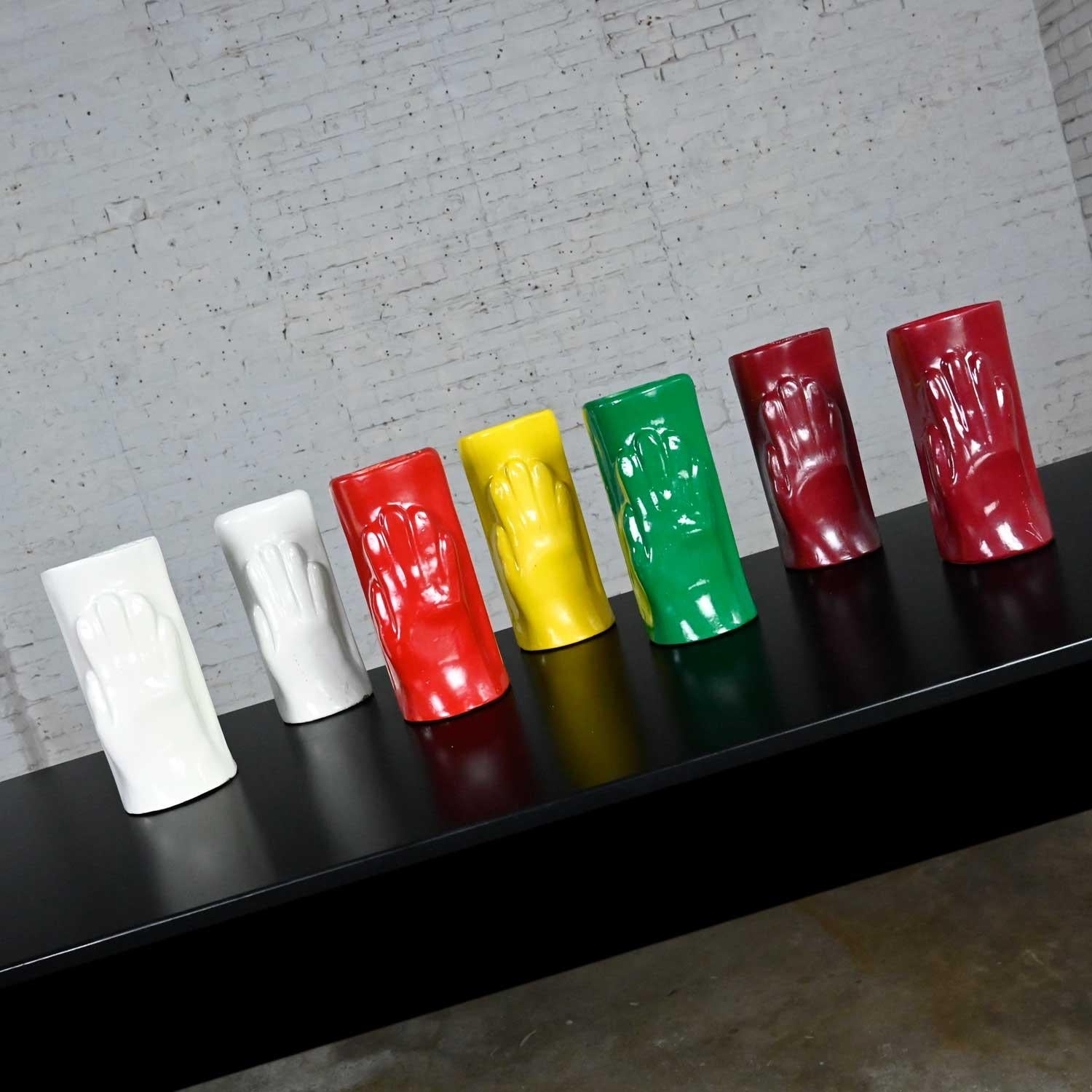 Set von 7 handgeformten Kunststoff- oder Acryl-Vasen, Volkskunst, mehrfarbig, geformt im Angebot 1