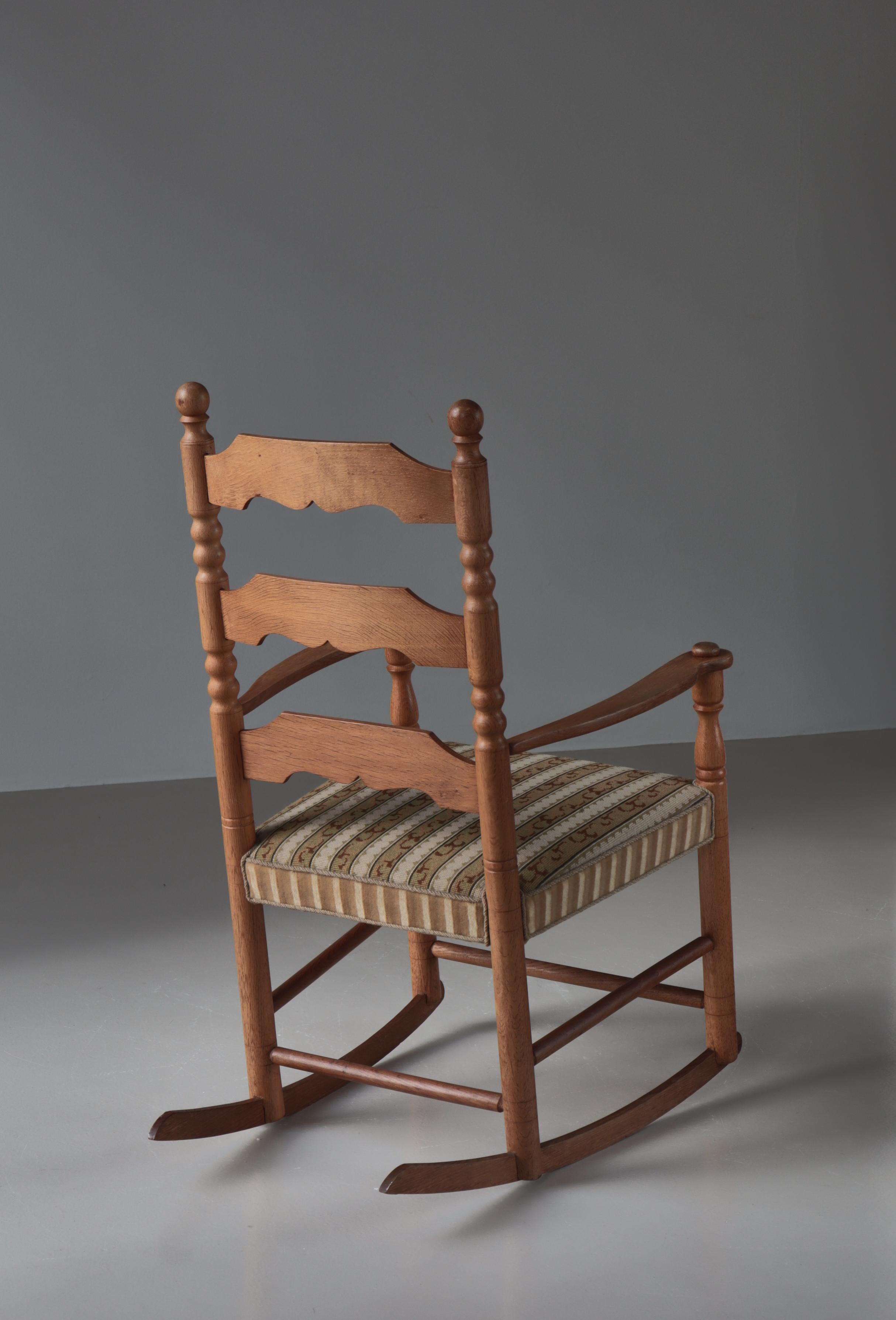 Folk Art Oakwood Rocking Chair by Cabinetmaker Hans Dau, Denmark, 1930s In Good Condition For Sale In Odense, DK
