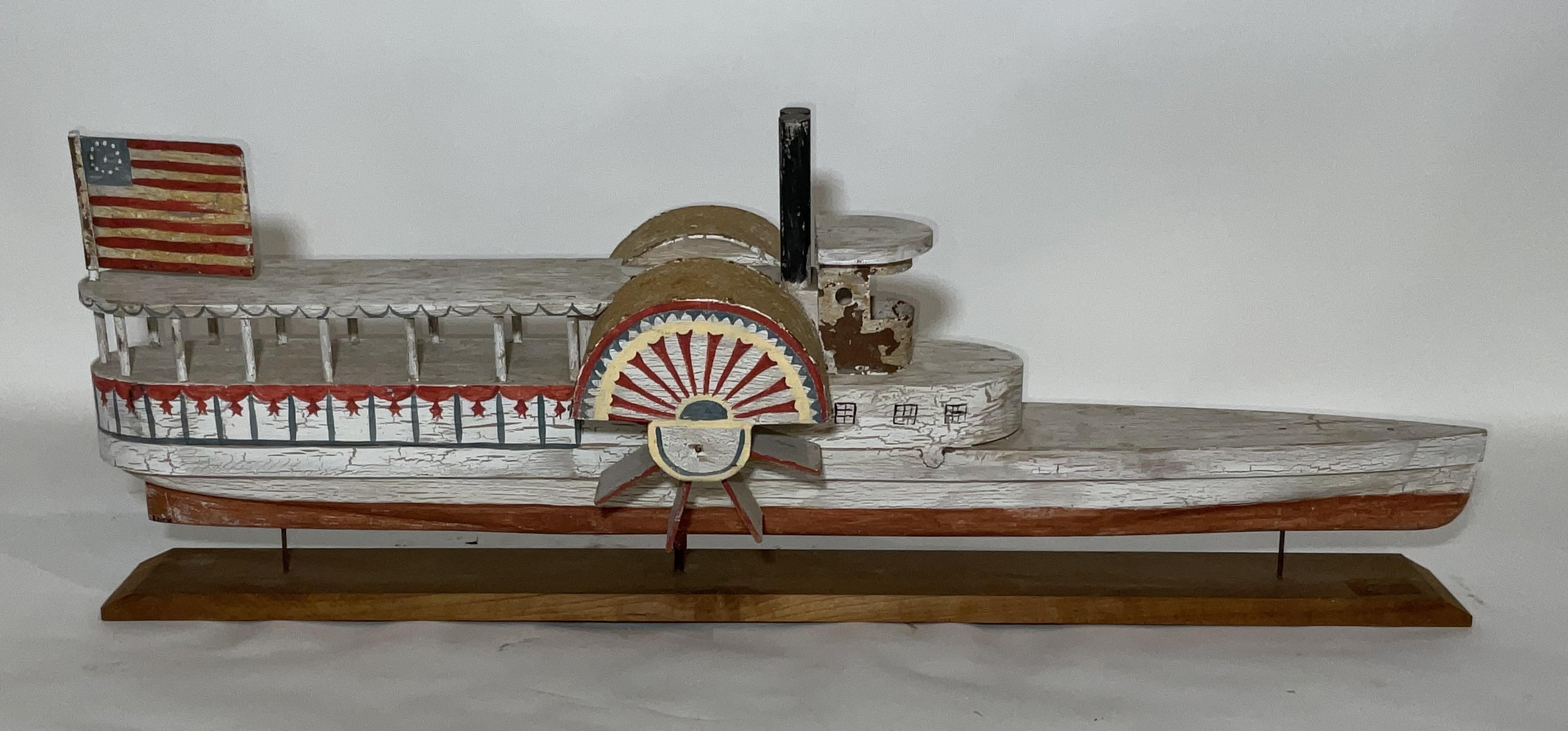 Bateau à vapeur primitif à roues à aubes avec couvercles de boîte à aubes peints, deux entonnoirs à vapeur, drapeau, timonerie, etc. 14