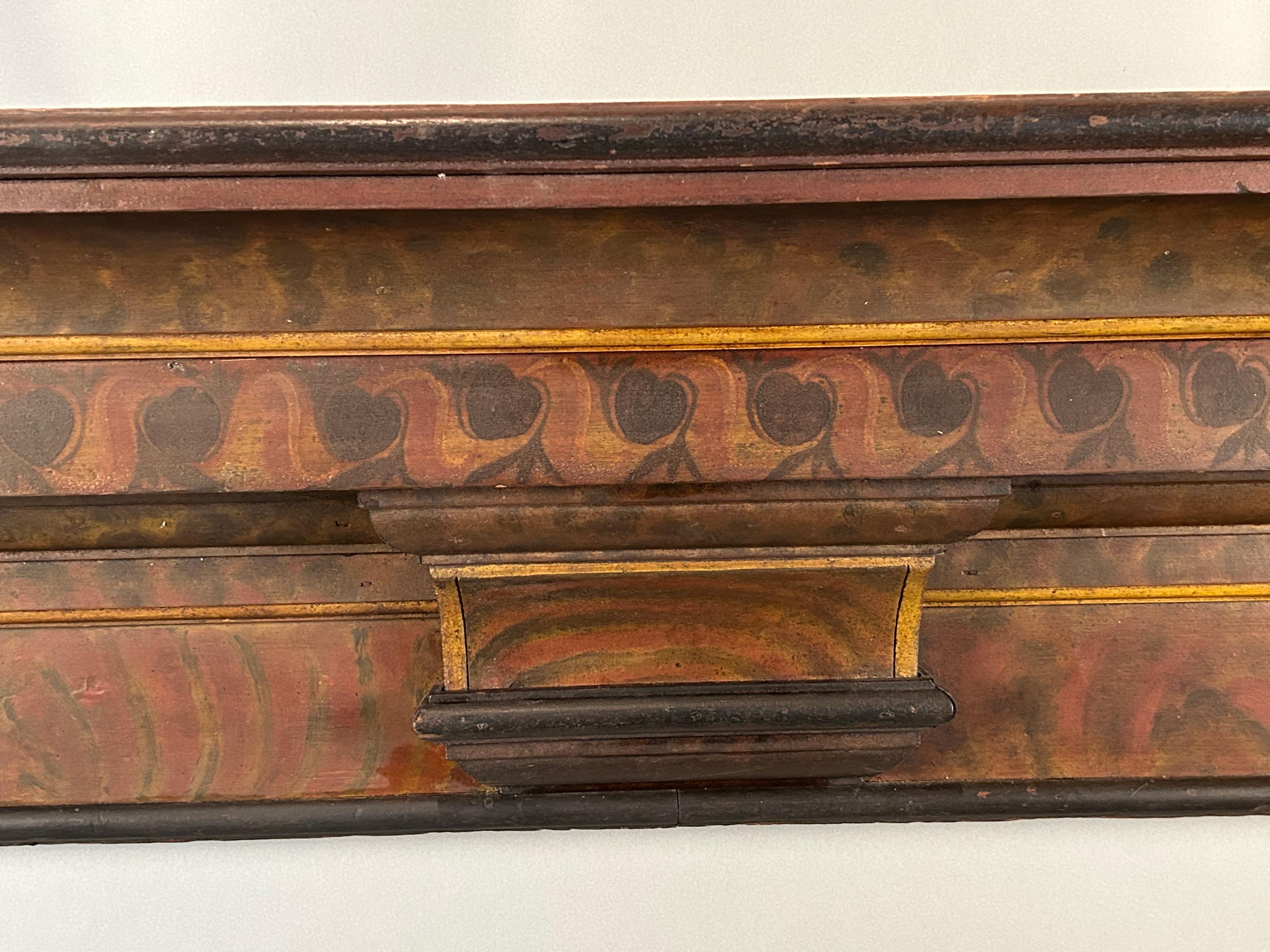 Repisa de chimenea decorada con pintura Folk Art. Encontrado en Ohio, este manto tiene la mejor superficie decorada con pintura original. A la altura de algunas de las mejores obras de arte popular jamás puestas a la venta, este manto sería la pieza