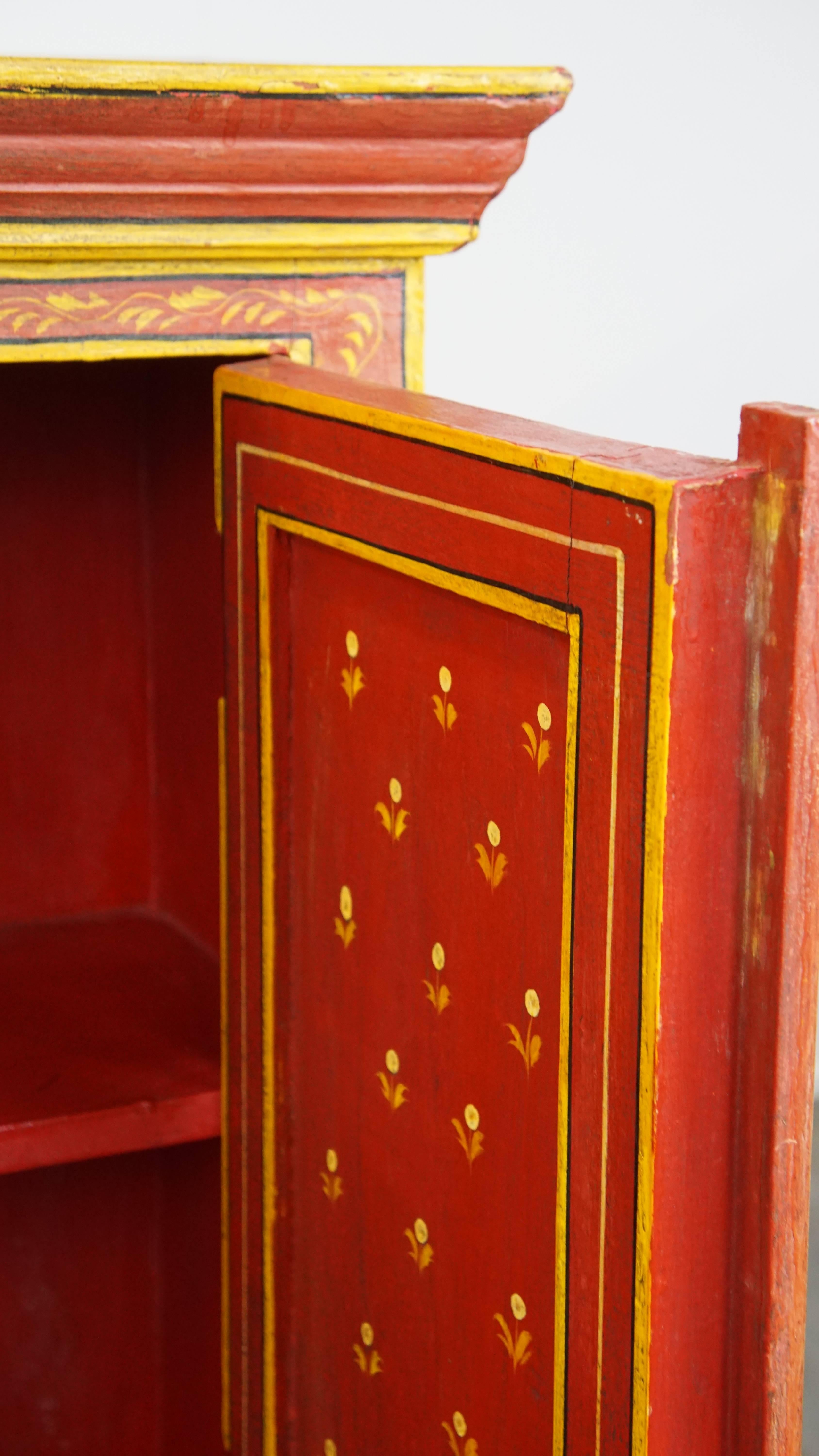 Armadio antico dipinto in stile Folk Art in vendita 4