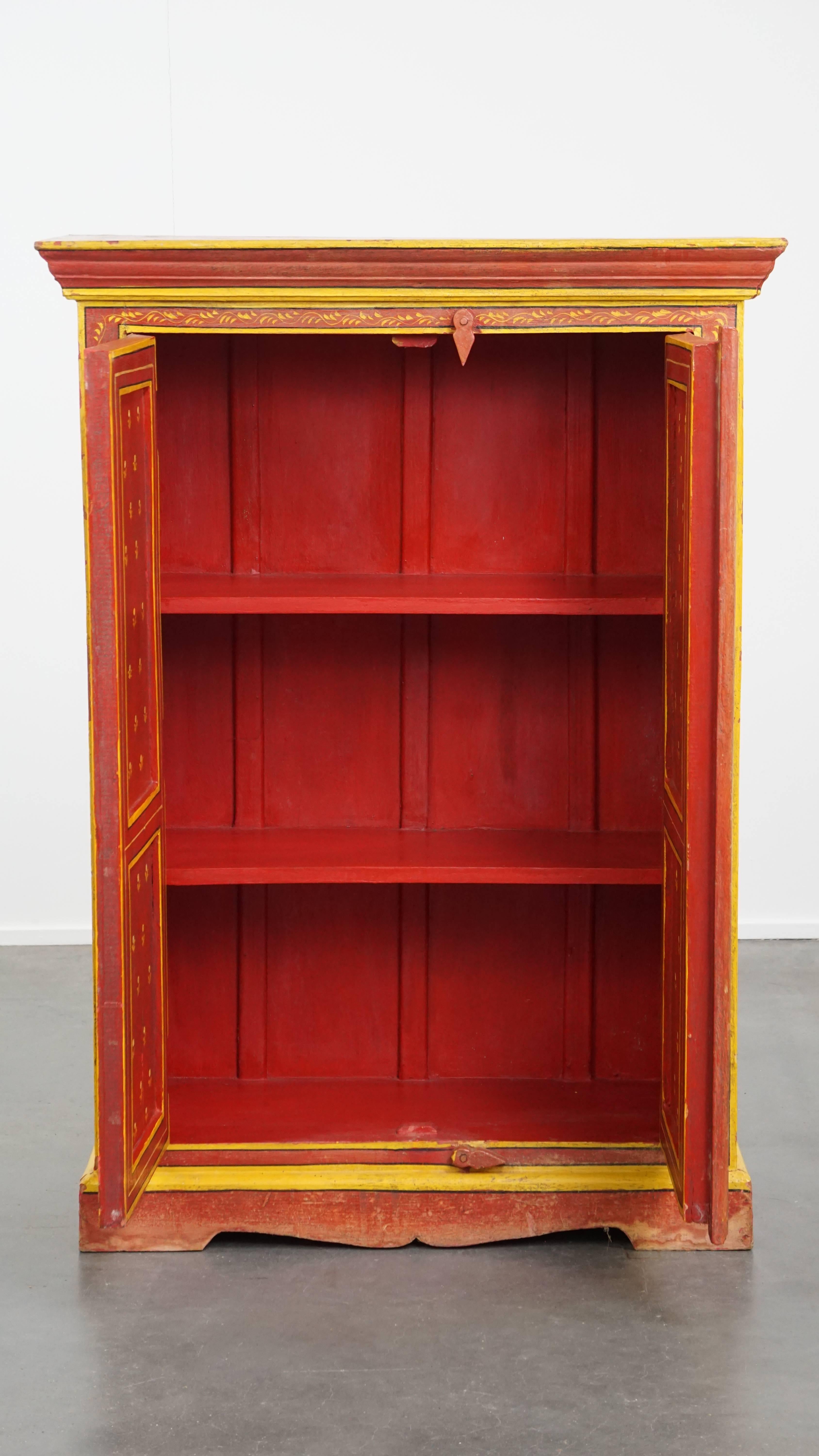 Questo mobile sarà un'aggiunta bellissima e suggestiva ai tuoi interni!
Questo pezzo in legno di pino dell'Europa orientale è splendidamente dipinto a mano, con colori deliziosi e motivi sorprendenti.
Grazie alle sue dimensioni contenute, è facile
