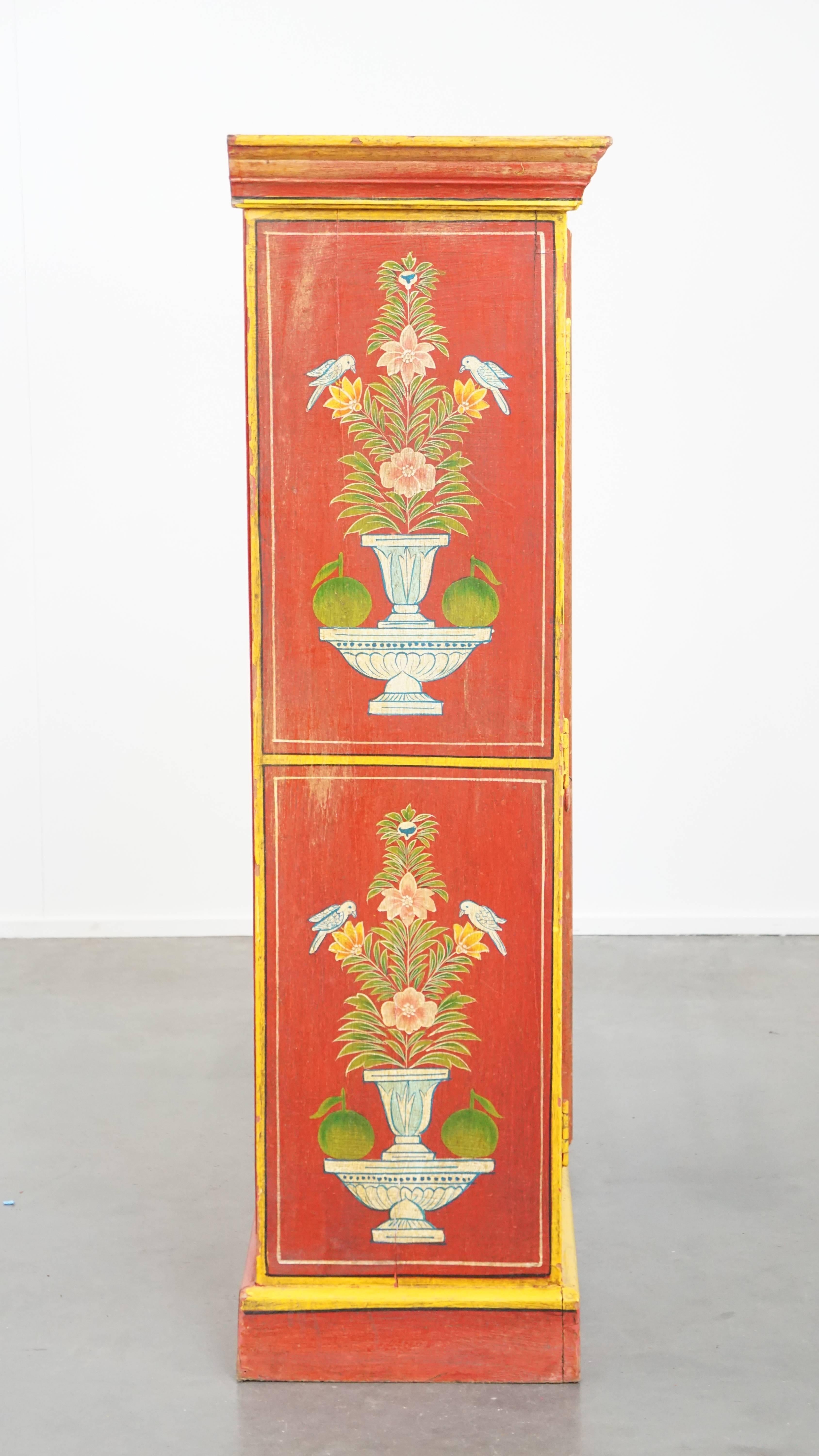 Romano classico Armadio antico dipinto in stile Folk Art in vendita