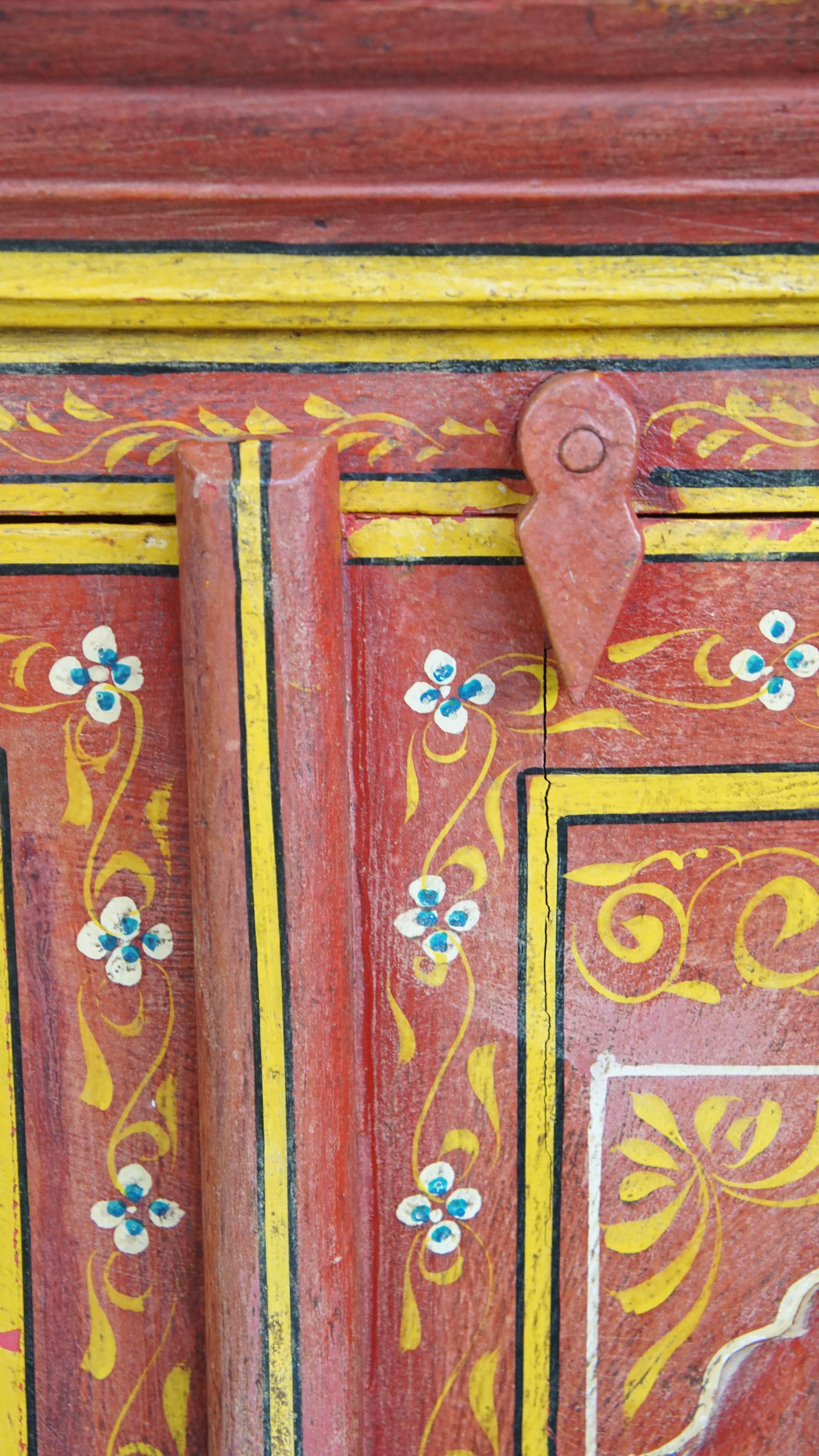 Legno Armadio antico dipinto in stile Folk Art in vendita