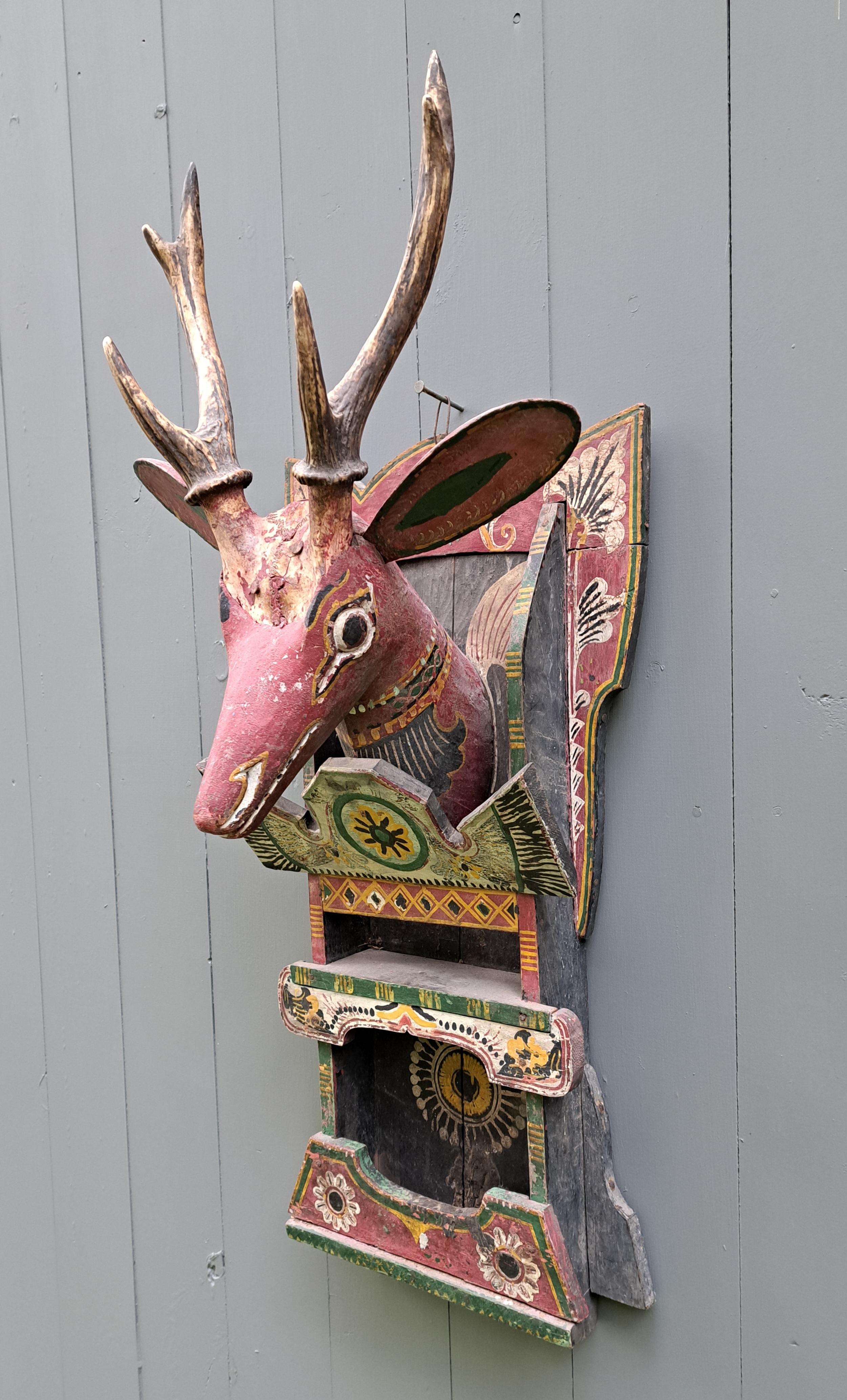 Testa di cervo Folk Art Carved e dipinta con corna vere.  Misura 30