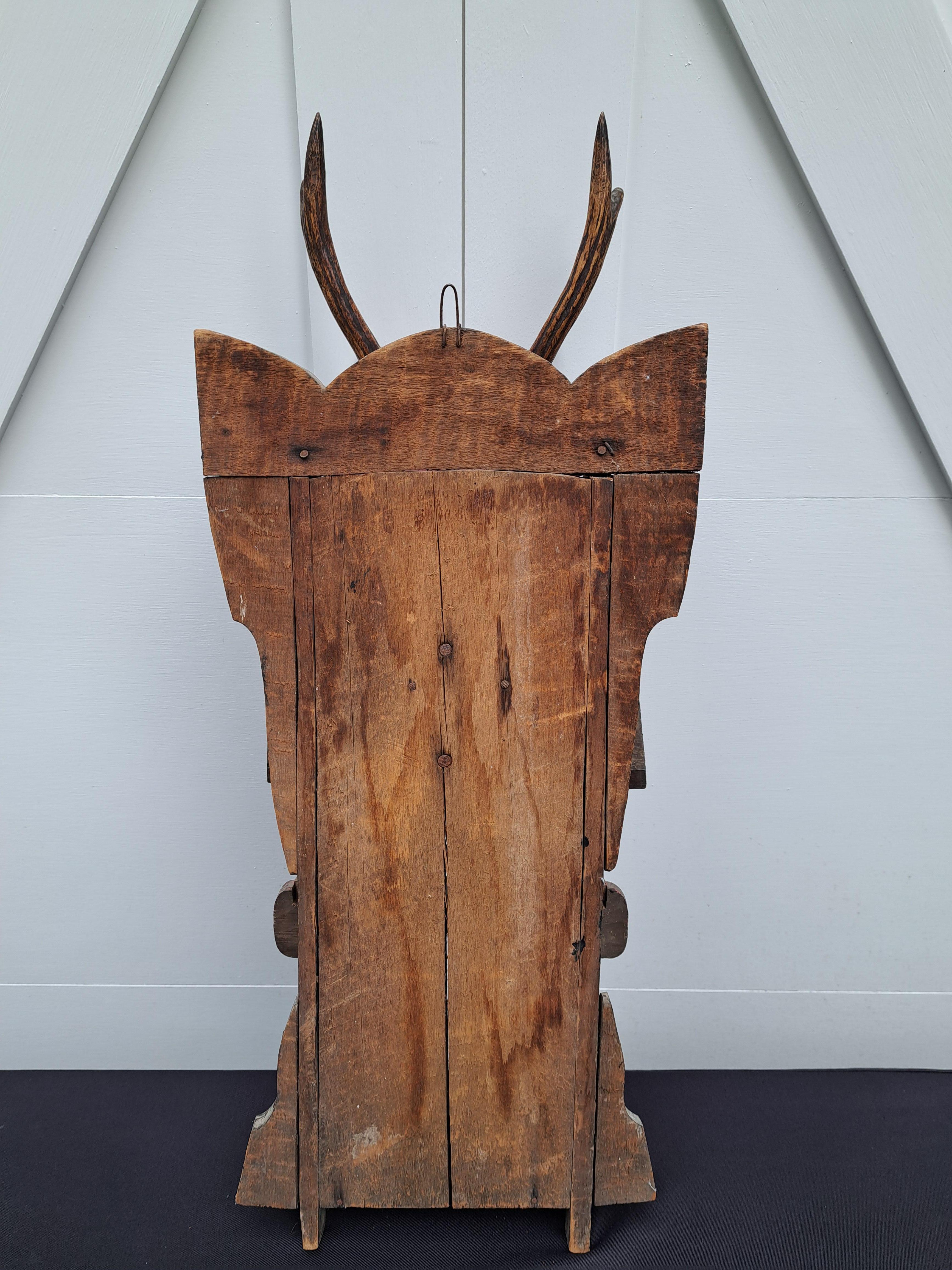 Legno Testa di cervo dipinta in stile folkloristico con corna reali in vendita