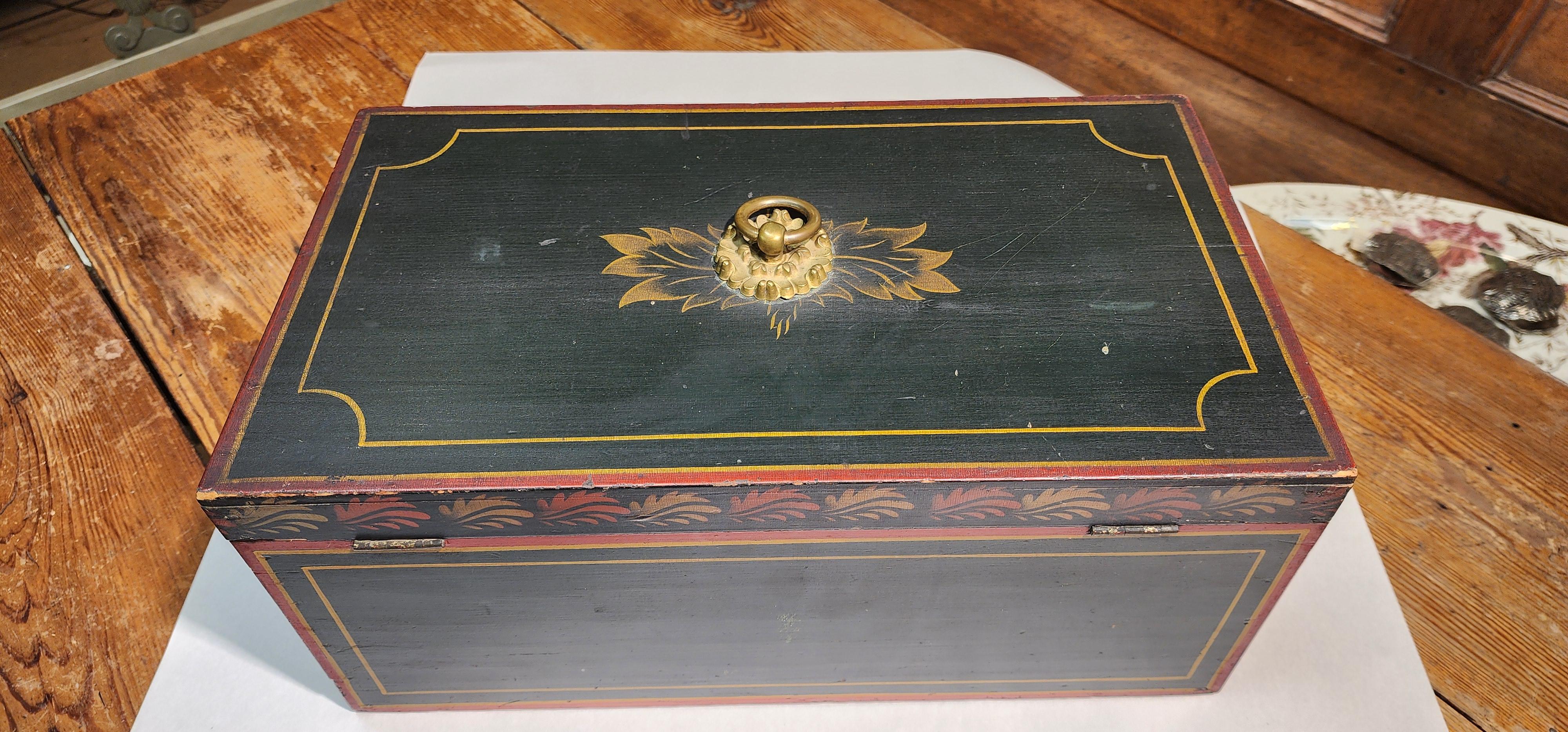 Caja de documentos pintada al estilo folclórico Siglo XIX Americano Hecho a mano en venta