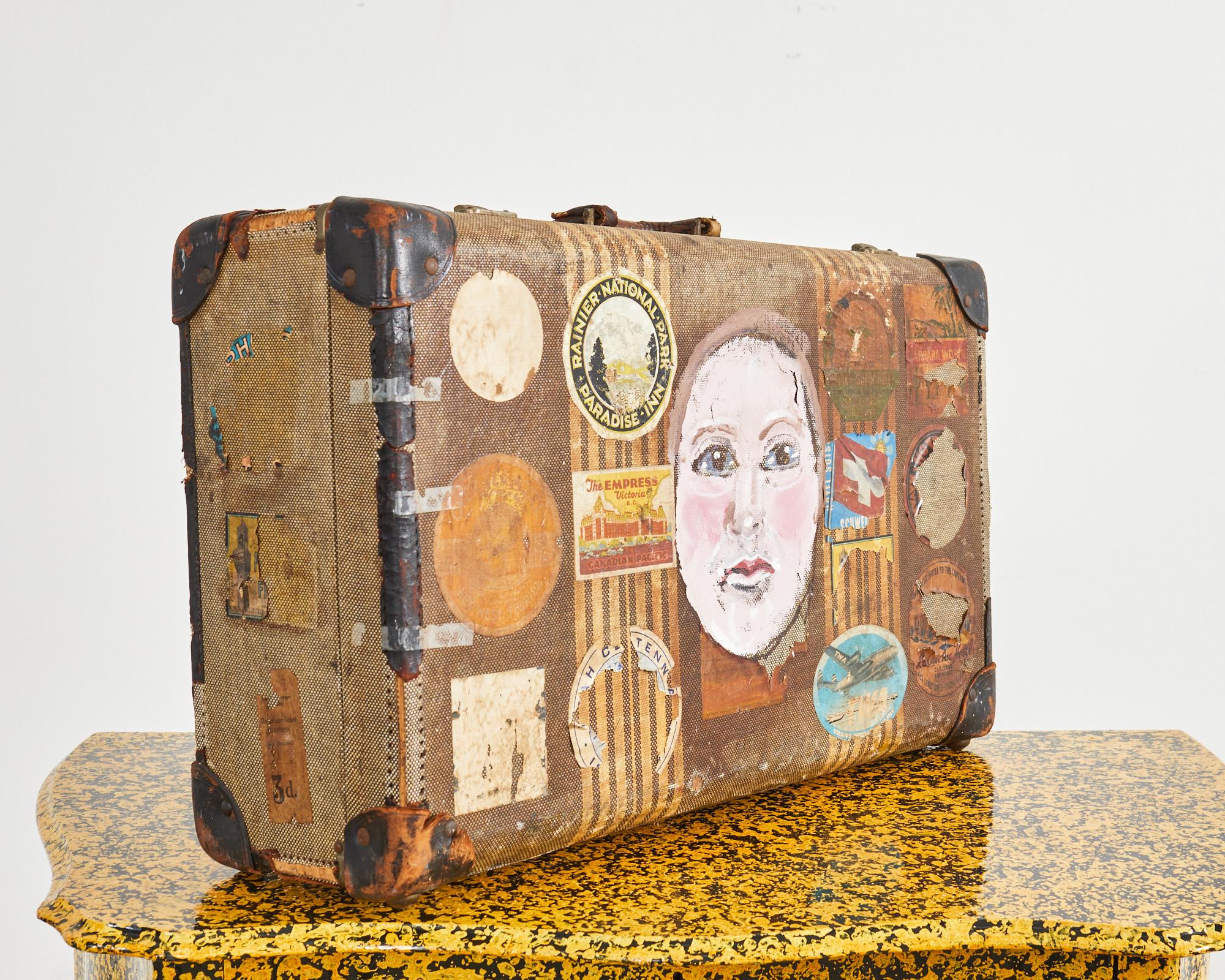 Américain Valise peinte de visages de l'artiste Ira Yeager en vente