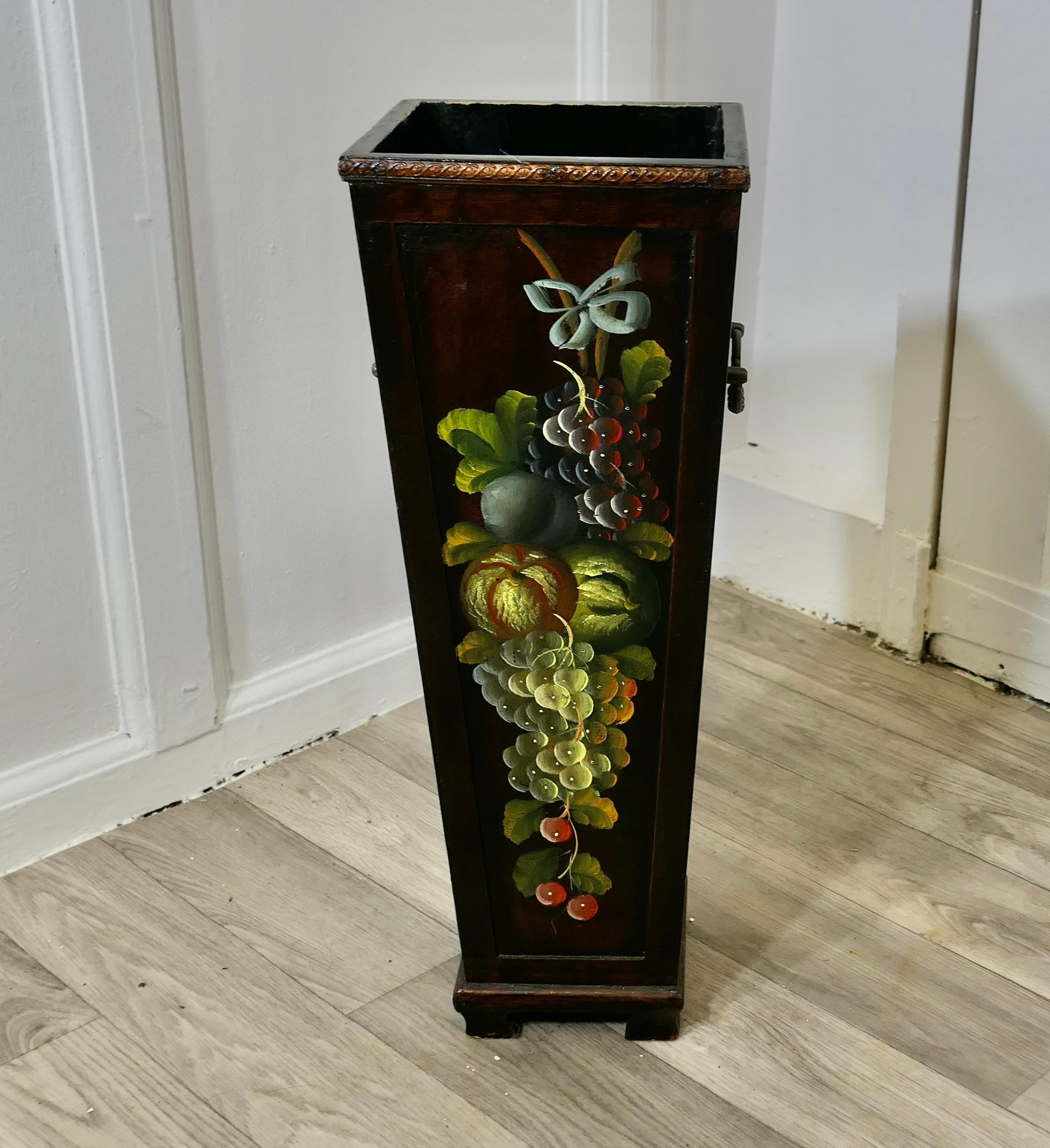Paragüero, Soporte de Palo Pintado con Arte Popular

Este  pieza de buen aspecto es de forma estrecha y decorada con flores y Fruta
El soporte tiene una calidad independiente muy atractiva
El soporte del bastón está en buen estado, mide 20