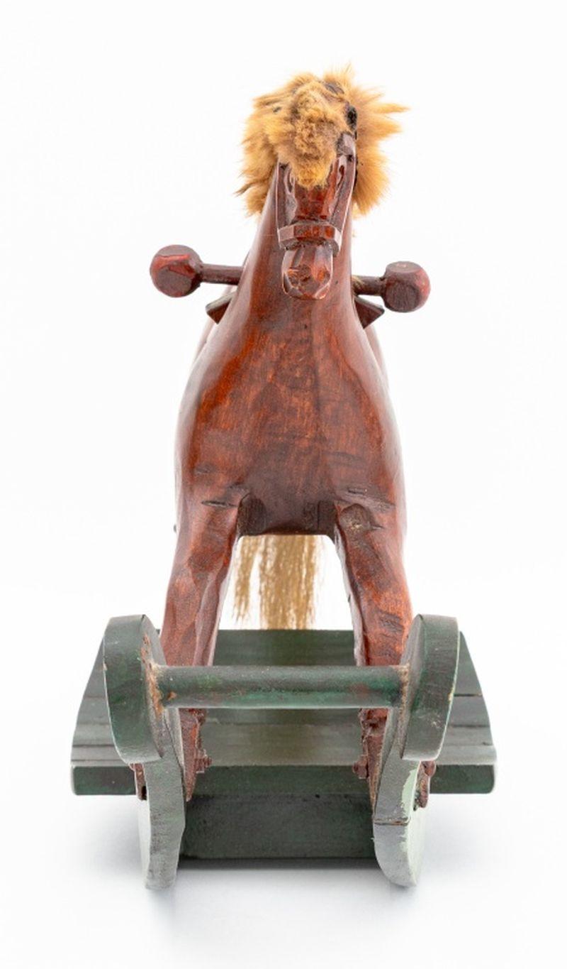 Jouets de chevaux peints d'art populaire, 2 Bon état - En vente à Astoria, NY
