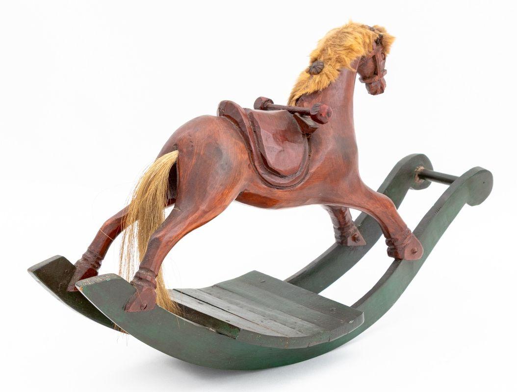 20ième siècle Jouets de chevaux peints d'art populaire, 2 en vente