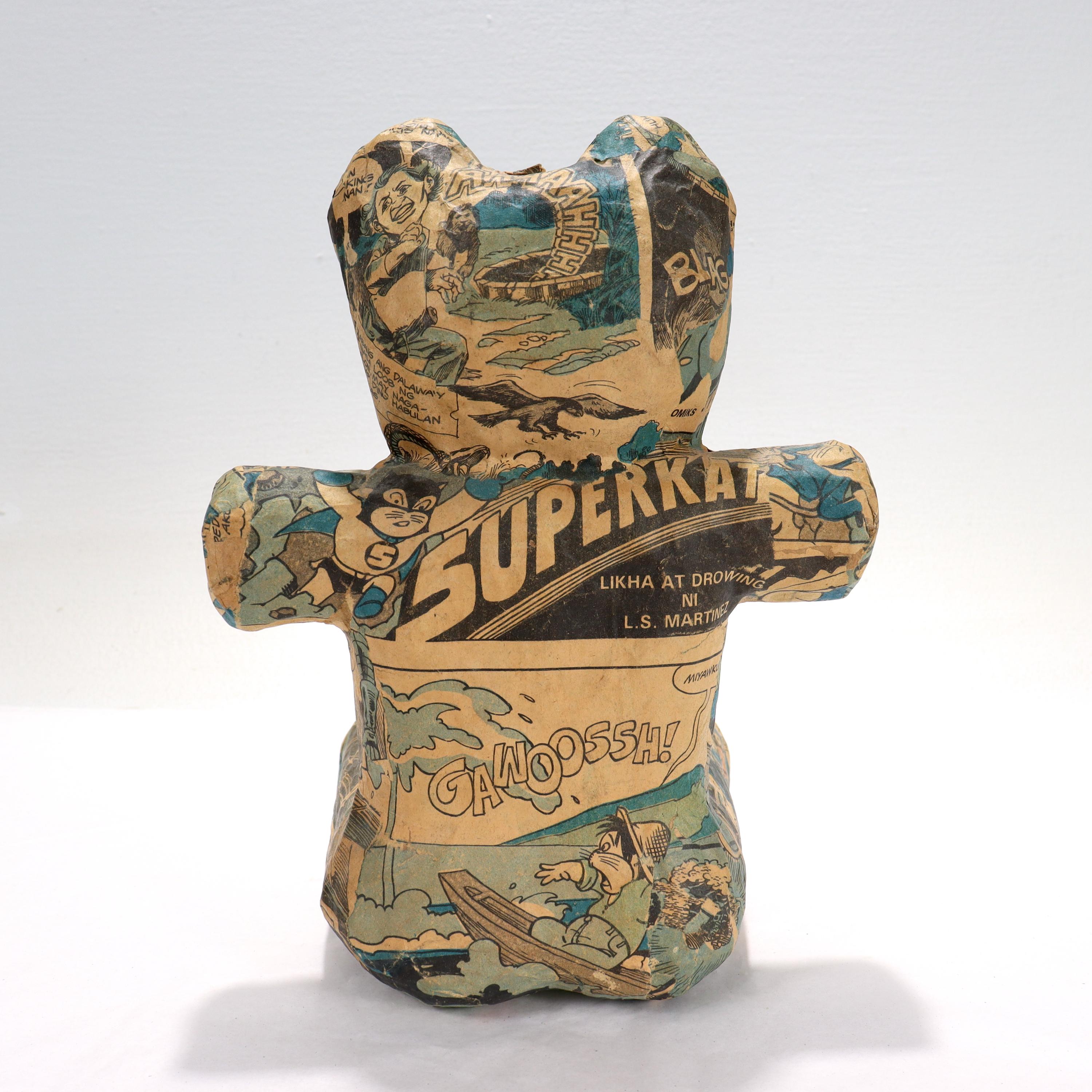 Volkskunst / Pop-Art Comic Strip Papier Mache Teddybär-Skulptur aus Pappmaché mit Comic-Streifen im Zustand „Gut“ im Angebot in Philadelphia, PA