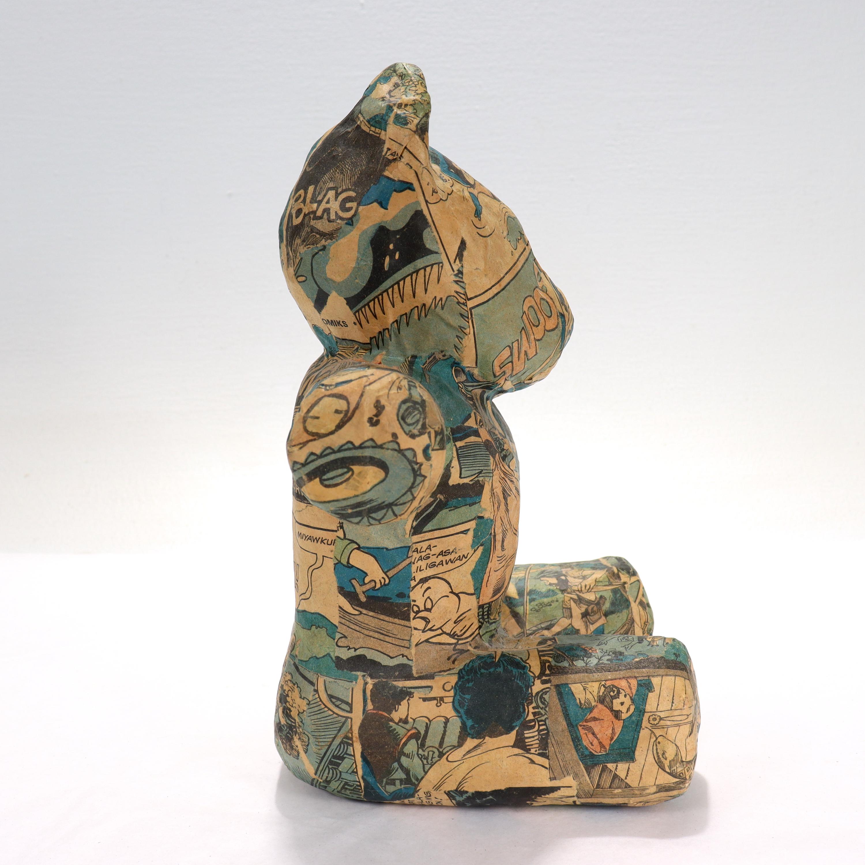 Volkskunst / Pop-Art Comic Strip Papier Mache Teddybär-Skulptur aus Pappmaché mit Comic-Streifen (20. Jahrhundert) im Angebot