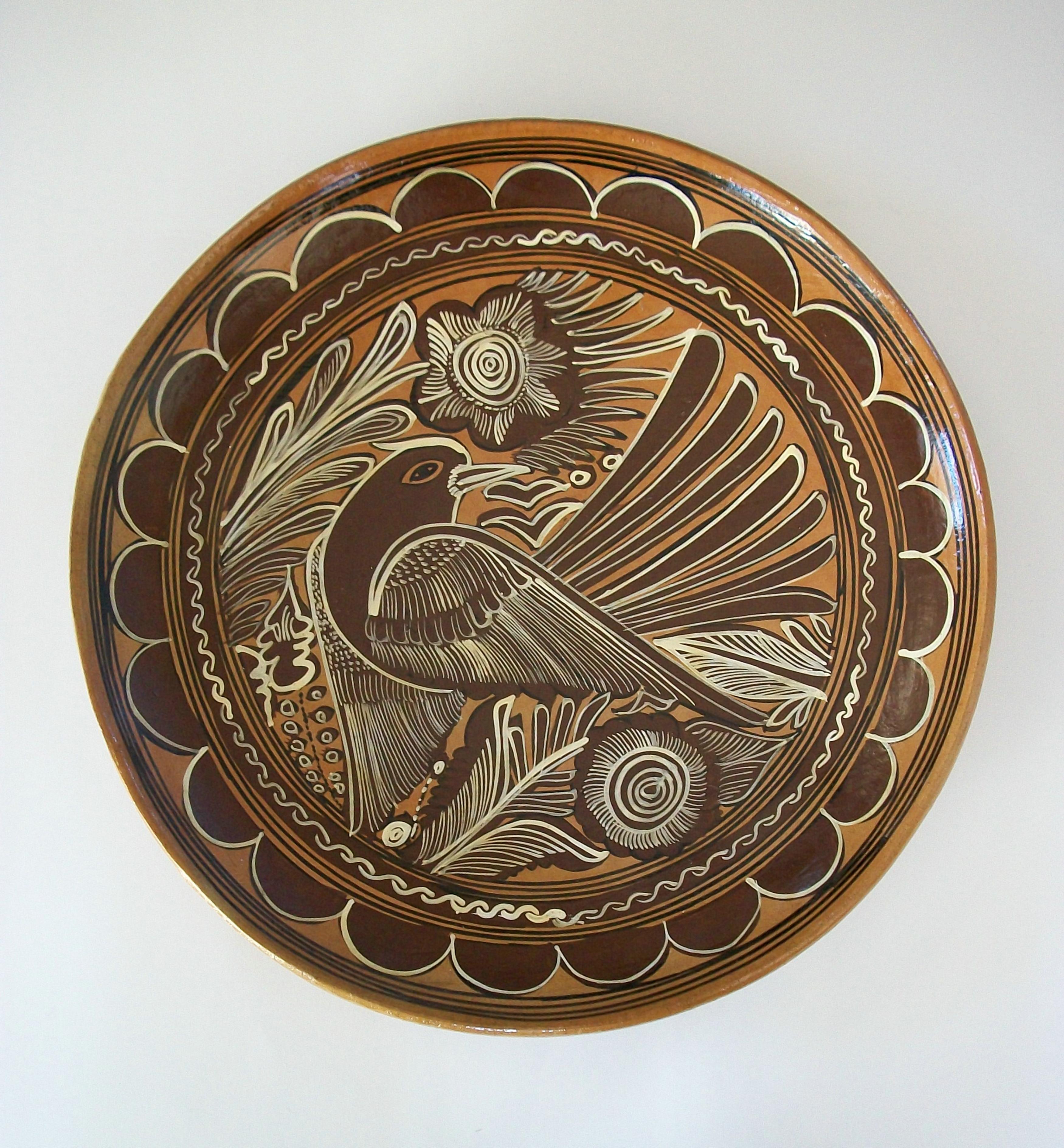 Chargeur vintage en terre cuite - grand format - fait à la main et peint à froid avec un oiseau et des fleurs dans une bordure élaborée - finition vernie au recto et au verso - non signé - Mexique - circa 1980. 

Excellent/mint état vintage - pas de