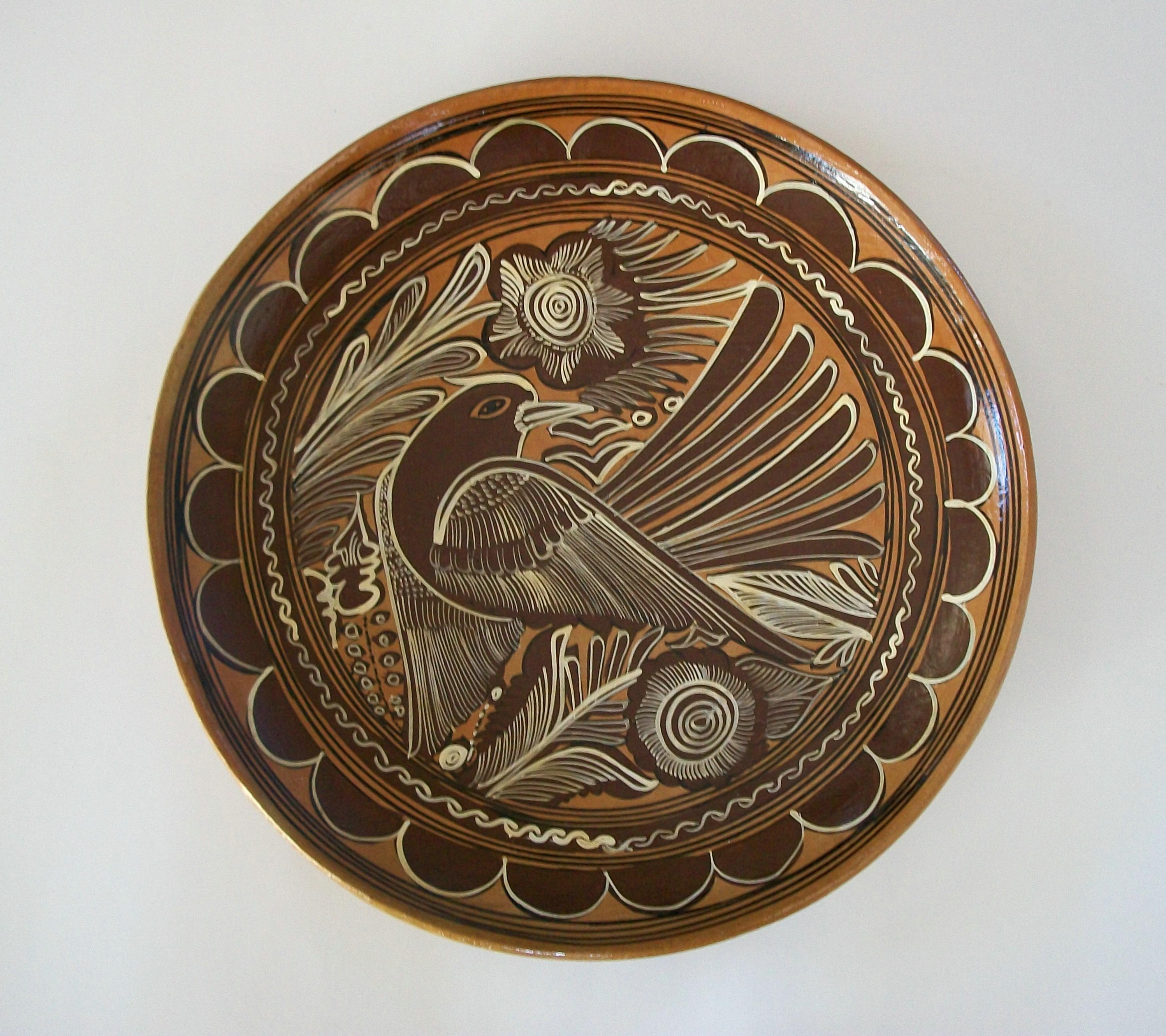 Colonial espagnol Chargeur en poterie d'art populaire - Oiseau et fleurs peints à la main - Mexique - Circa 1980 en vente