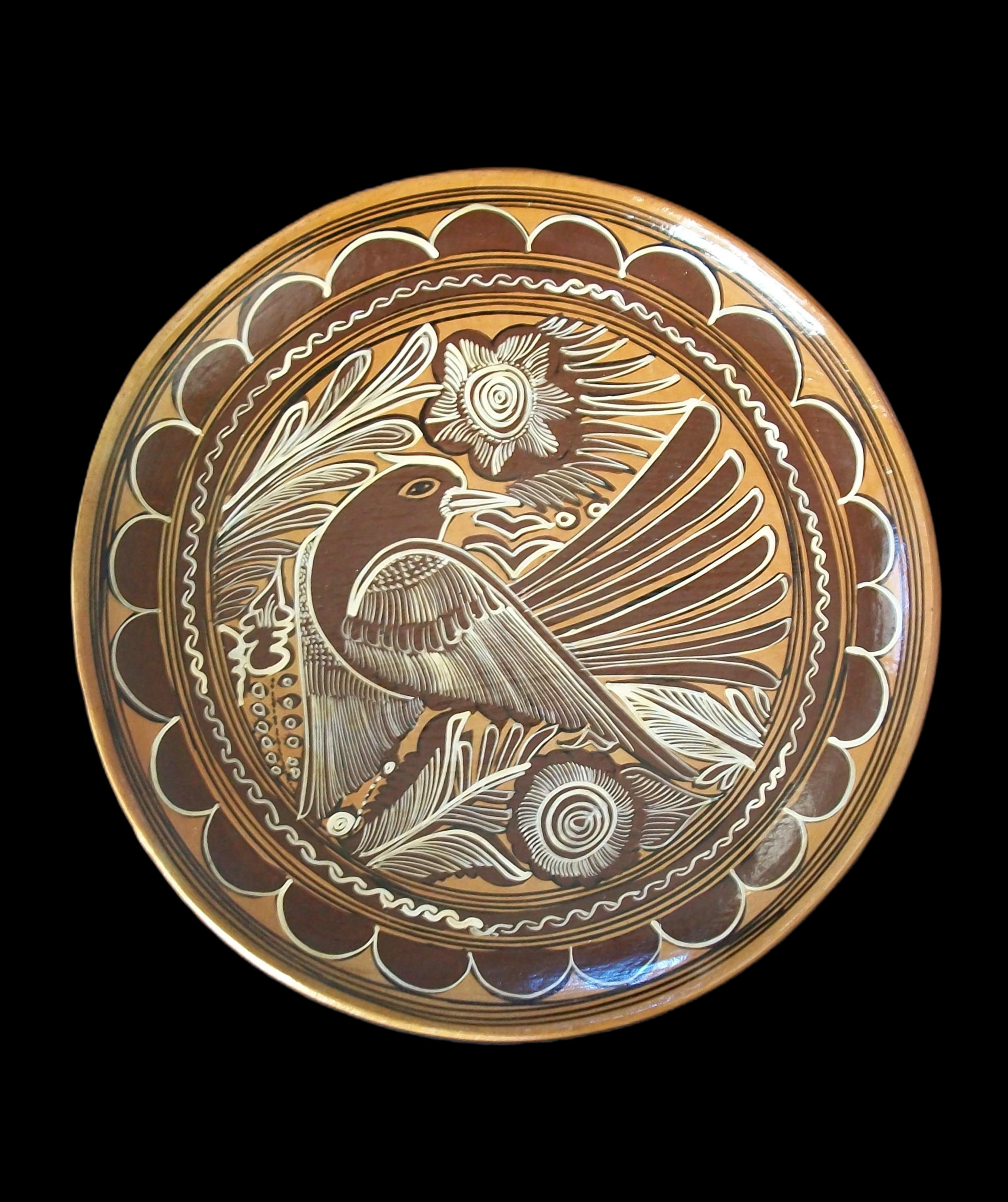 20ième siècle Chargeur en poterie d'art populaire - Oiseau et fleurs peints à la main - Mexique - Circa 1980 en vente