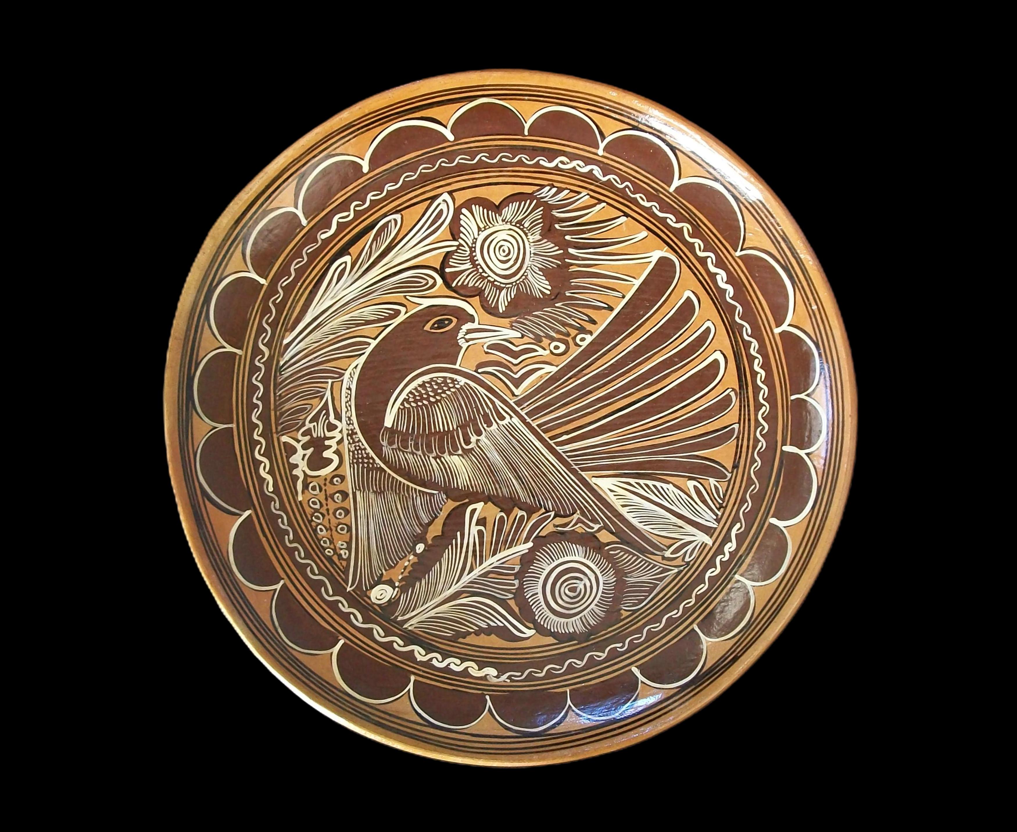 Céramique Chargeur en poterie d'art populaire - Oiseau et fleurs peints à la main - Mexique - Circa 1980 en vente