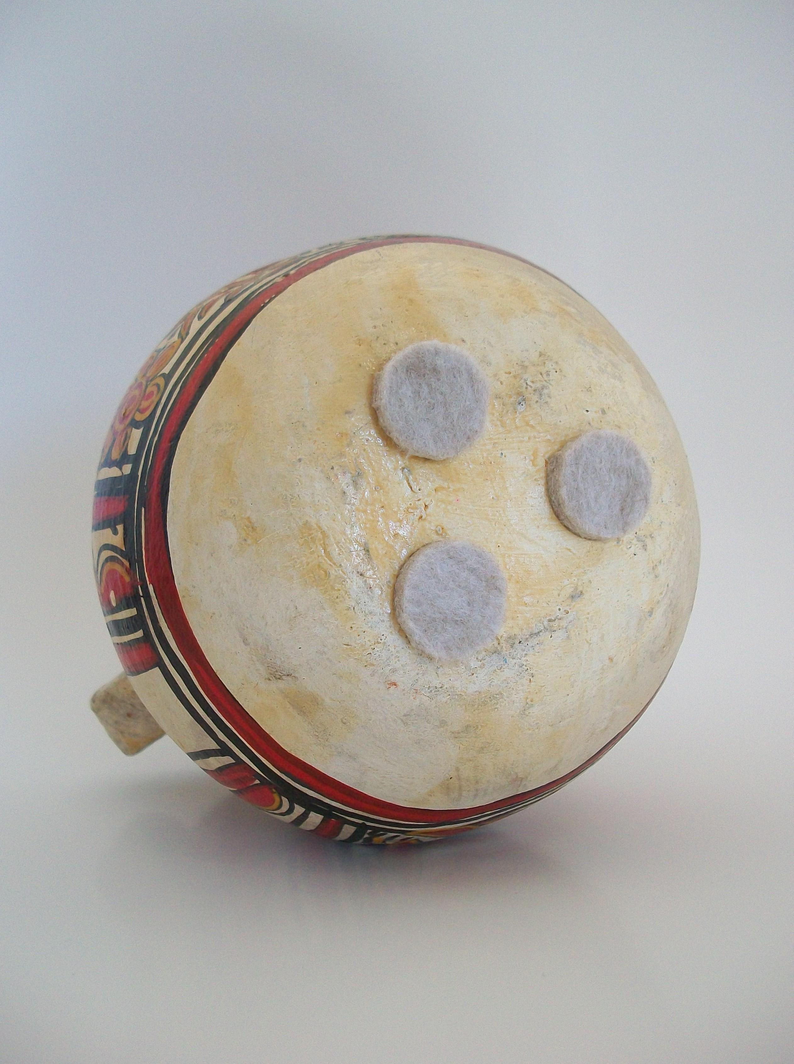 Volkskunst-Krug aus Keramik – handbemalte Vögel und Blumen – Mexiko – ca. 1920er Jahre im Angebot 7