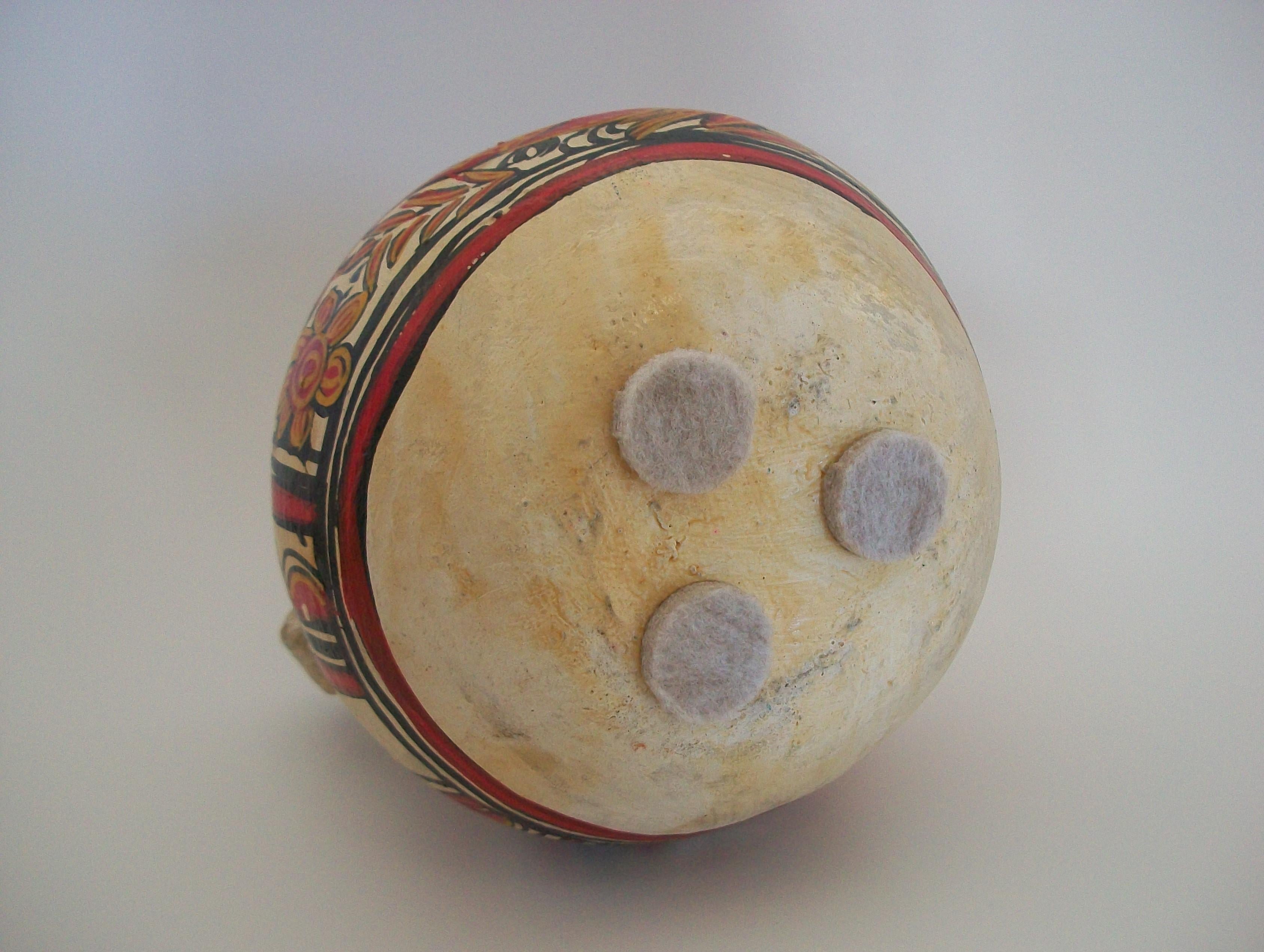 Volkskunst-Krug aus Keramik – handbemalte Vögel und Blumen – Mexiko – ca. 1920er Jahre im Angebot 8