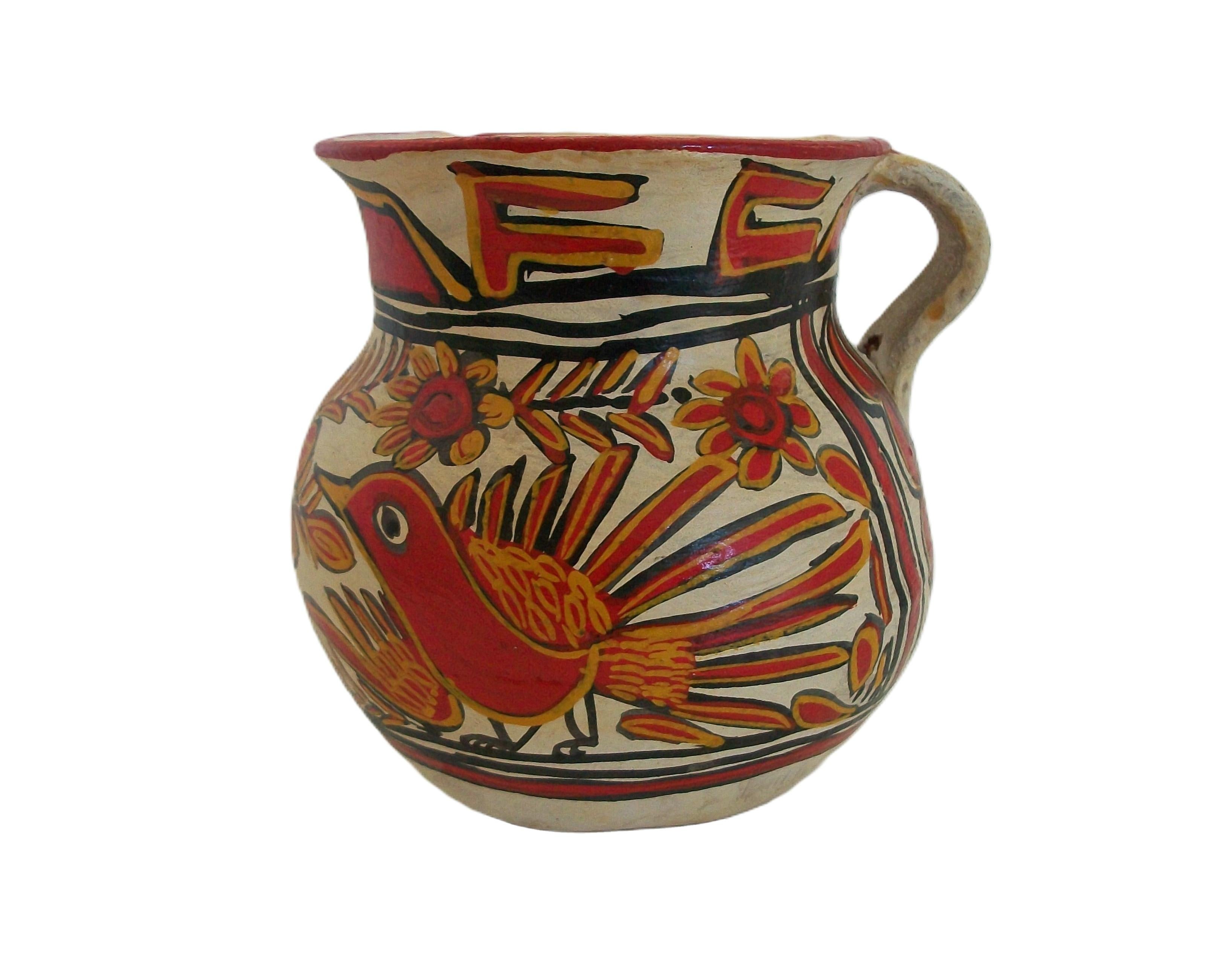 Außergewöhnliche mexikanische Volkskunst Terrakotta Krug oder Vase - mittlere Größe - feine, dünne Topfgefäß - handgefertigt und handbemalt mit Vögeln und Blumen in rot, gelb und schwarz emailliert, die alle auf einem cremefarbenen Hintergrund -