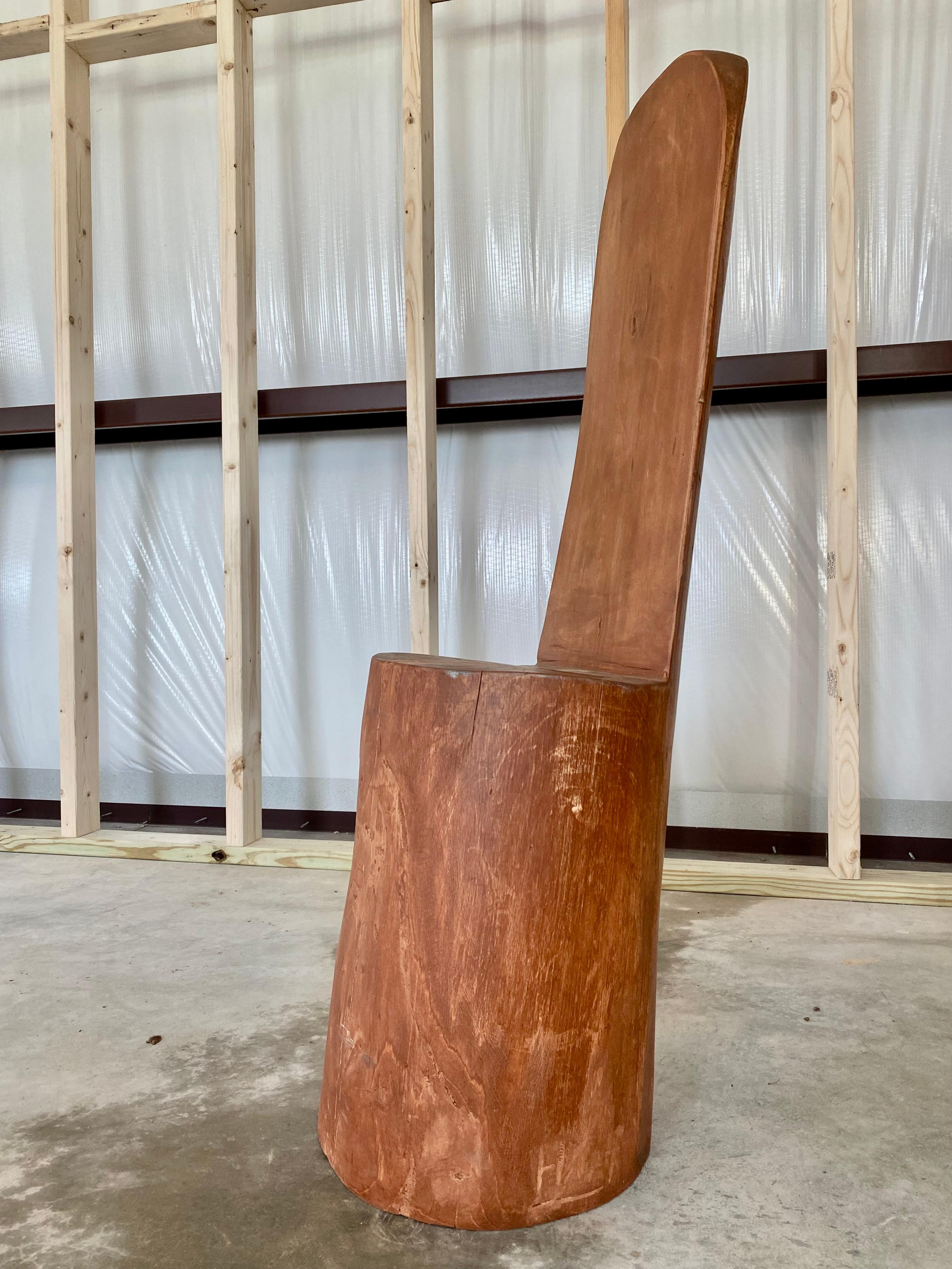 Arte popular, silla escultórica primitiva de troncos. Tallados a partir de un único tronco de madera, con herramientas manuales y con una orientación, una dimensionalidad y una sensación a mano maravillosas. Creadas siguiendo la tradición de las