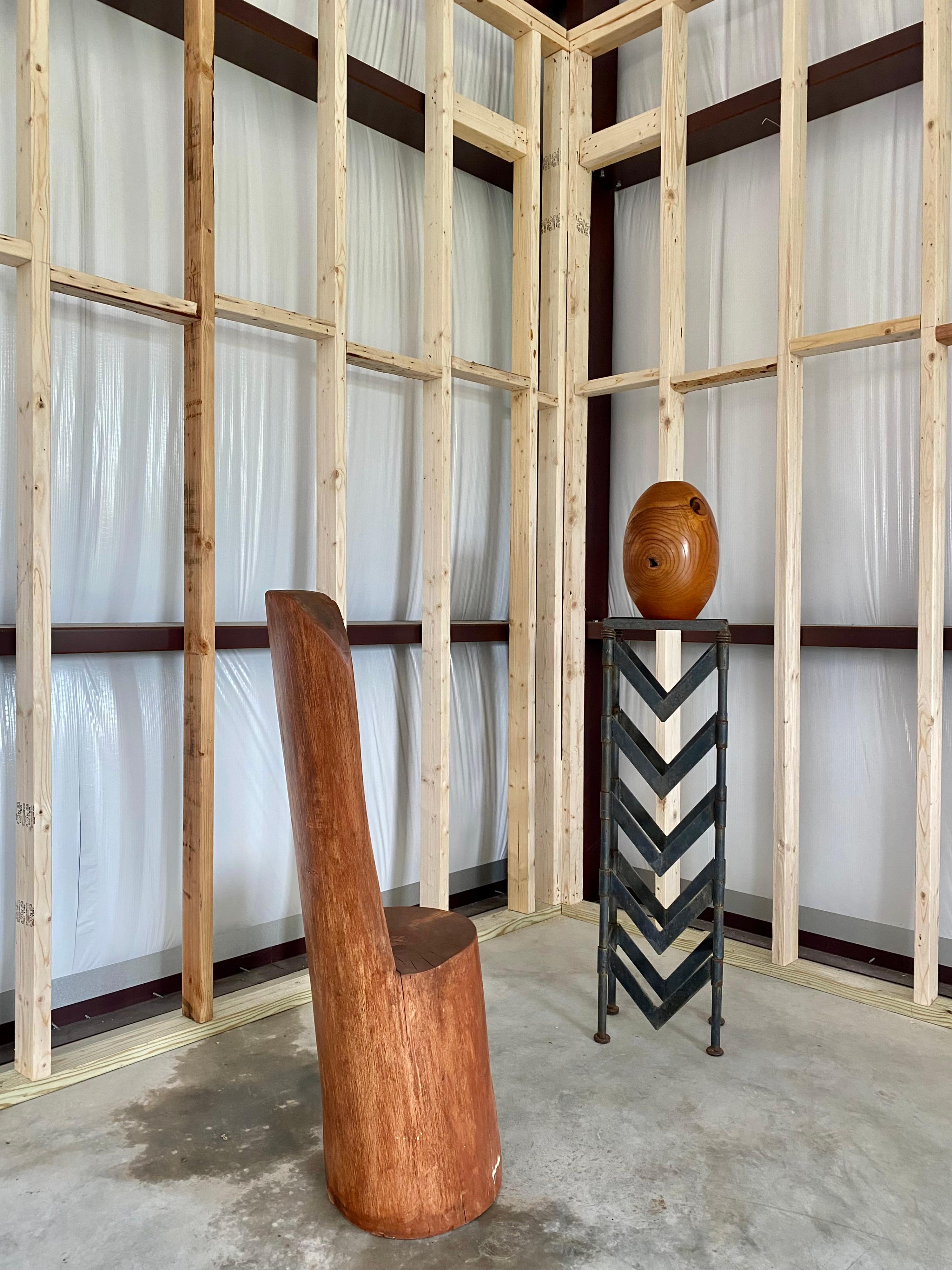 Arte Popular Primitivo Escultura Silla de Tronco Tallada en venta 1