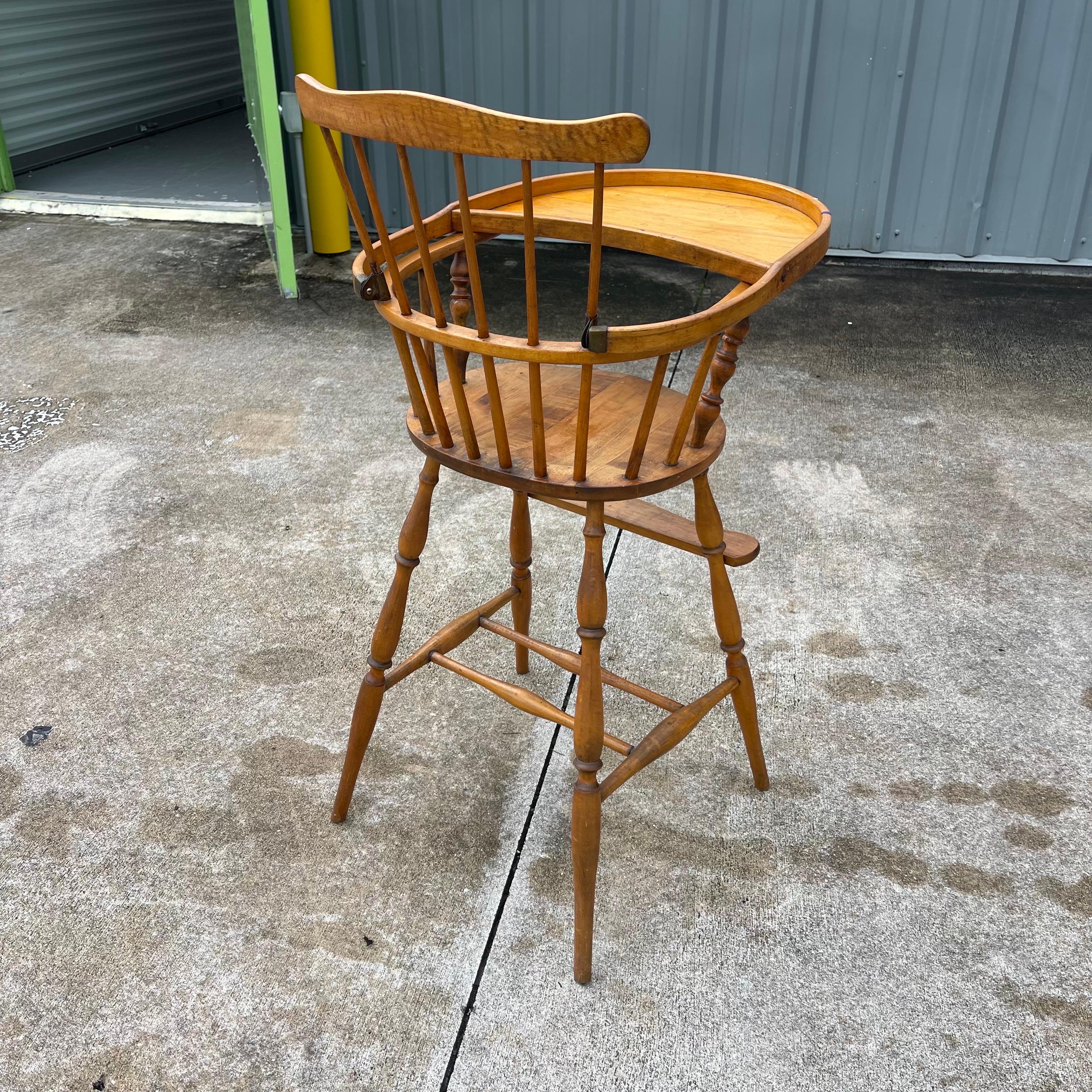Chaise haute en bois de style Windsor à dossier à lattes en érable matelassé Folk Art pour bébé ou enfant en vente 5