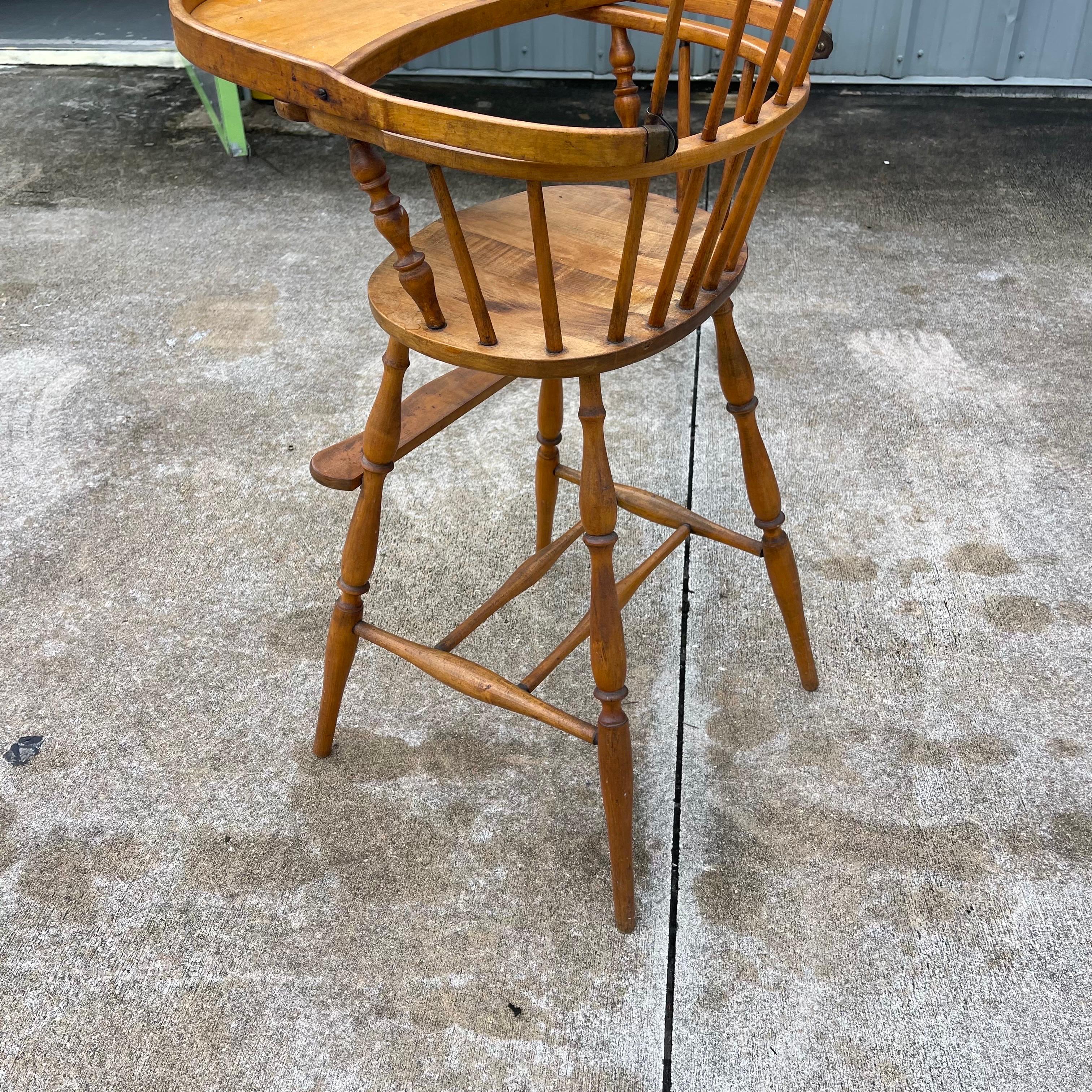 Chaise haute en bois de style Windsor à dossier à lattes en érable matelassé Folk Art pour bébé ou enfant en vente 6