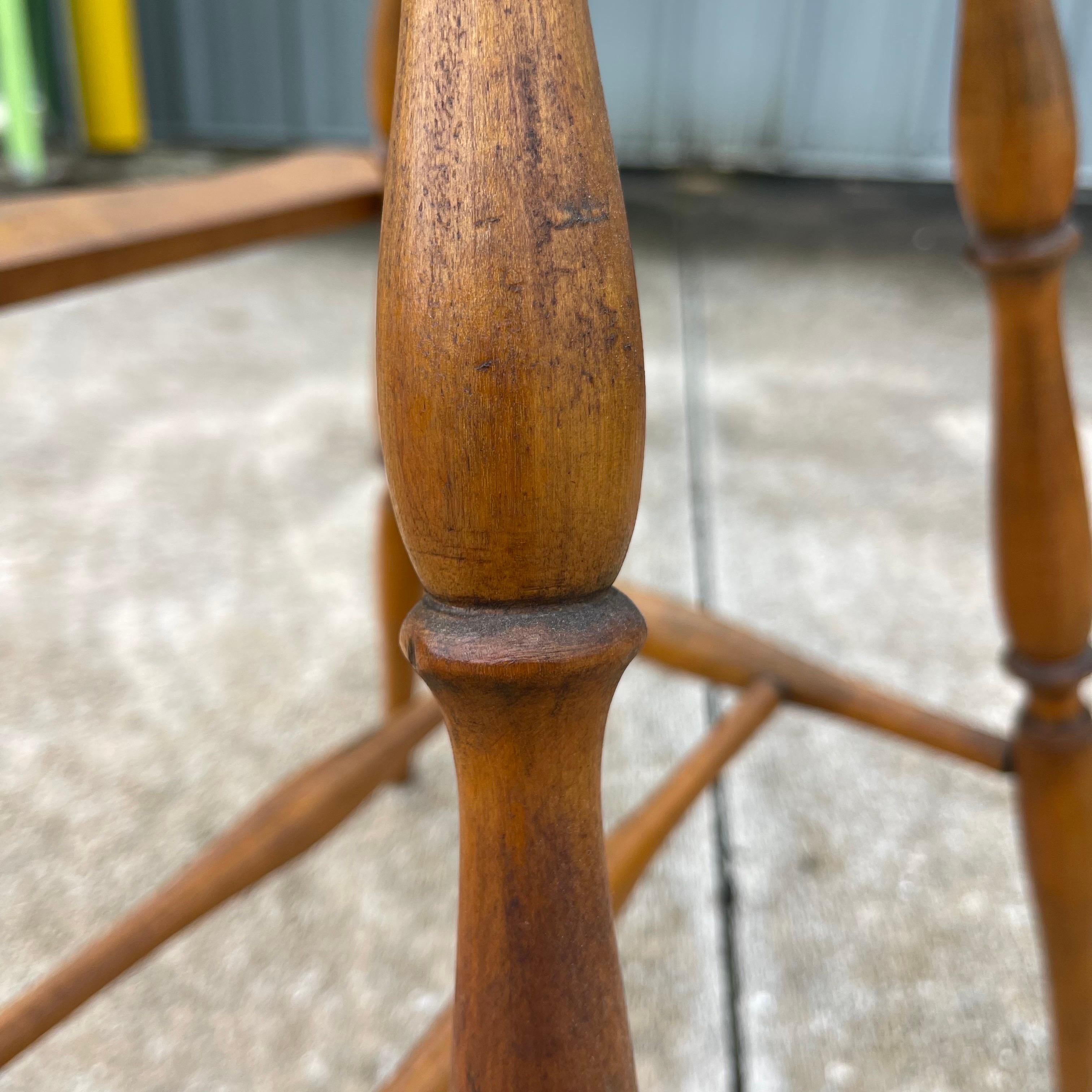Chaise haute en bois de style Windsor à dossier à lattes en érable matelassé Folk Art pour bébé ou enfant en vente 7