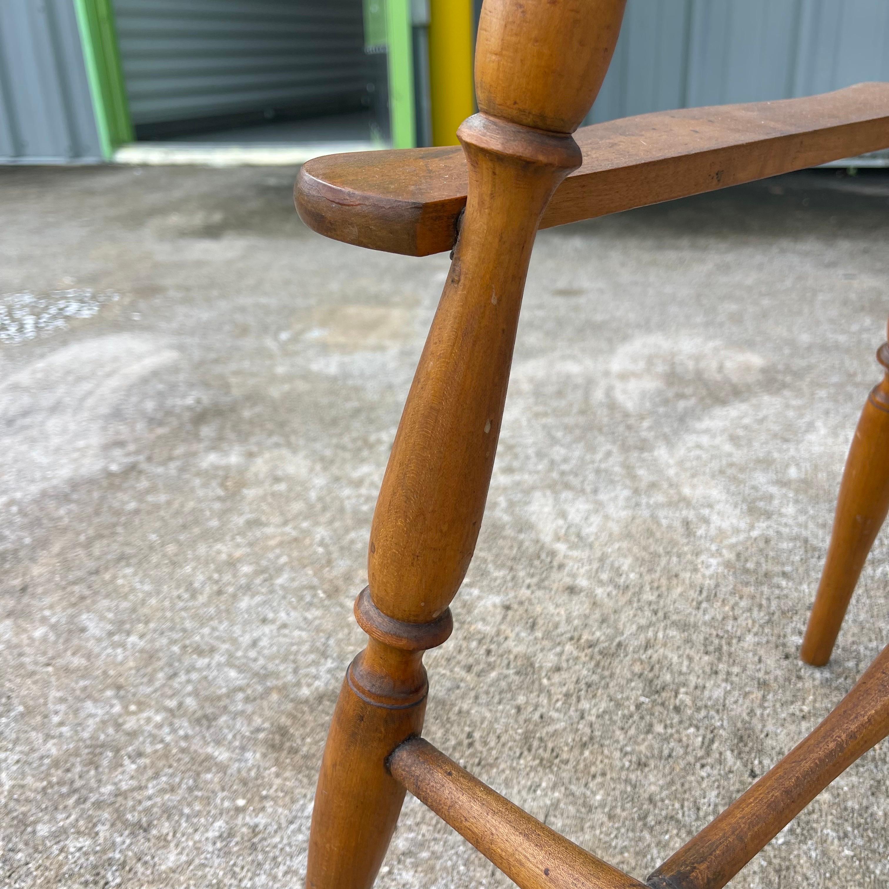 Chaise haute en bois de style Windsor à dossier à lattes en érable matelassé Folk Art pour bébé ou enfant en vente 8