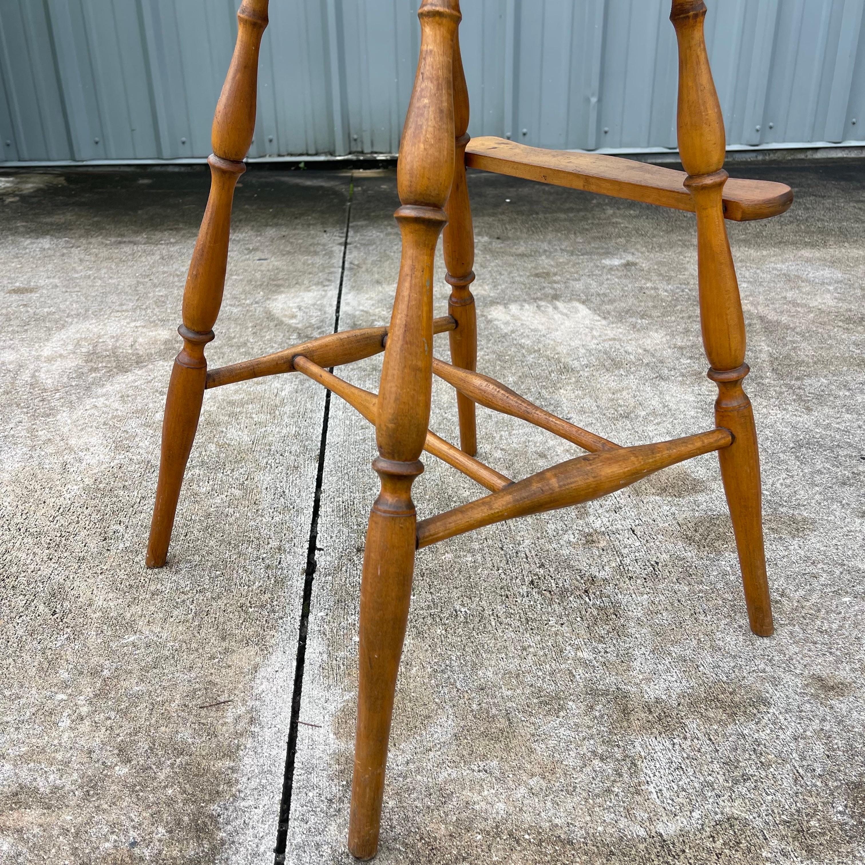 Chaise haute en bois de style Windsor à dossier à lattes en érable matelassé Folk Art pour bébé ou enfant en vente 9